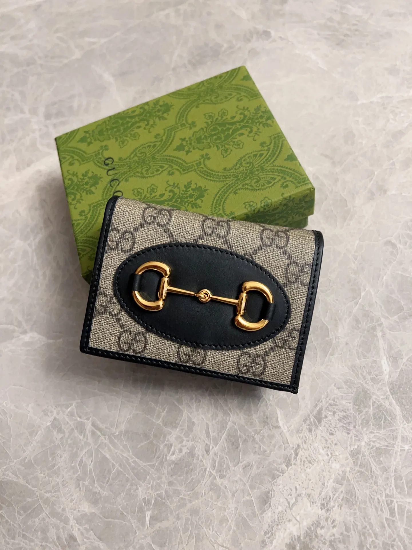 💰360 🇭🇺🇭🇺🐡🐡Newly launched Gucci made of GG Supreme high-end artificial canvas and cowhide material 🐡🐡1955 Horsebit Card Holder This series adopts the same double-ring and long strip design as the handbag 🐡🐡This detail is inspired by the brand’s equestrian origins 🐡🐡It is one of Gucci’s classic heritage🐡🐡It is also one of the brand’s most representative symbolic elements🐡🐡Model: 621887, size: width 11x height 8.5x side width 3cm