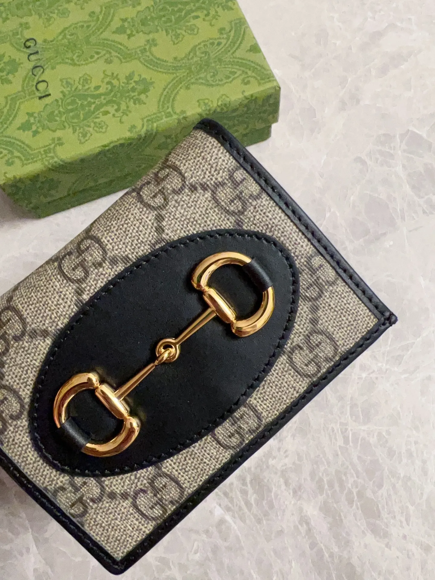 💰360 🇭🇺🇭🇺🐡🐡Newly launched Gucci made of GG Supreme high-end artificial canvas and cowhide material 🐡🐡1955 Horsebit Card Holder This series adopts the same double-ring and long strip design as the handbag 🐡🐡This detail is inspired by the brand’s equestrian origins 🐡🐡It is one of Gucci’s classic heritage🐡🐡It is also one of the brand’s most representative symbolic elements🐡🐡Model: 621887, size: width 11x height 8.5x side width 3cm