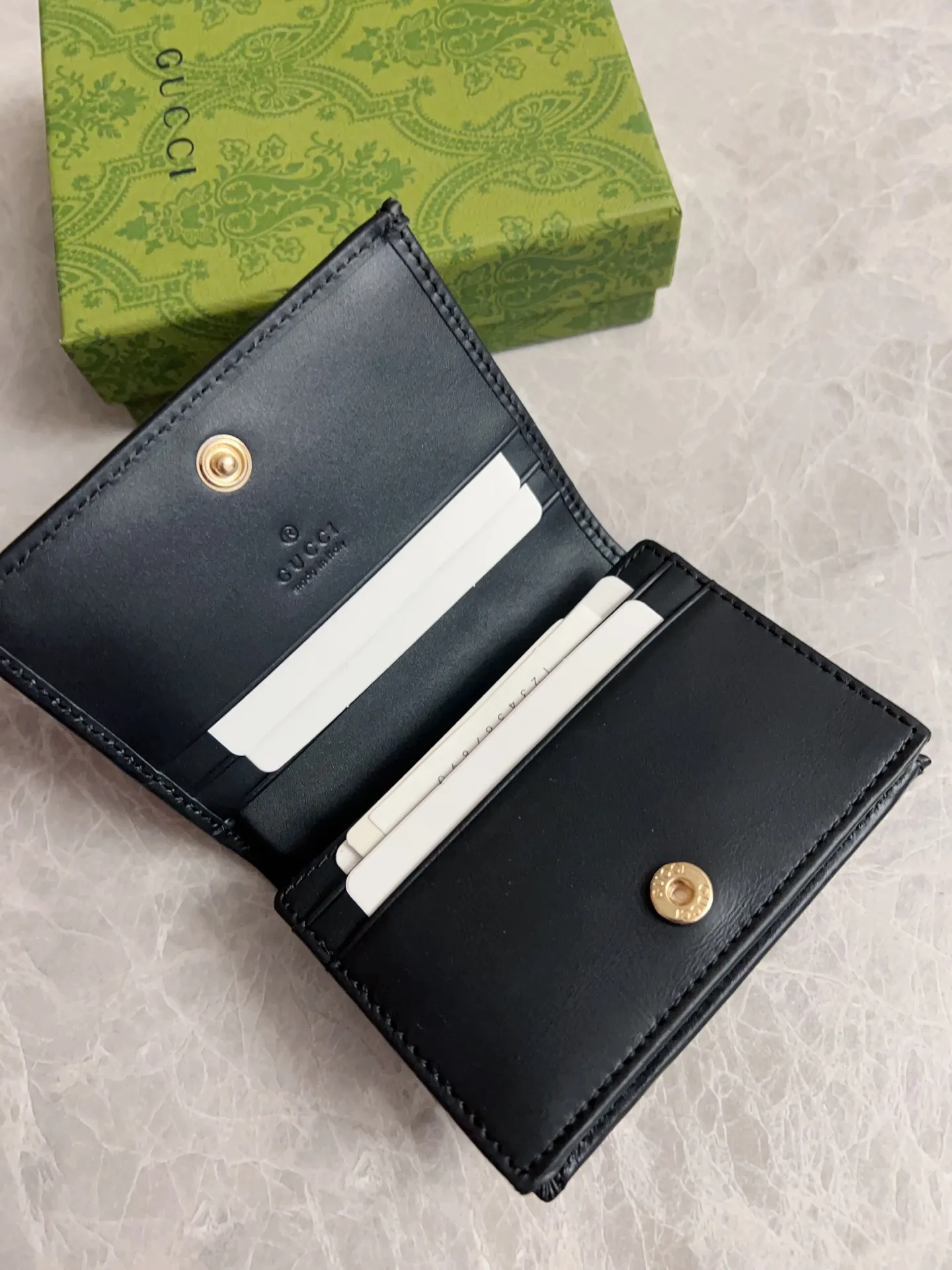 💰360 🇭🇺🇭🇺🐡🐡Newly launched Gucci made of GG Supreme high-end artificial canvas and cowhide material 🐡🐡1955 Horsebit Card Holder This series adopts the same double-ring and long strip design as the handbag 🐡🐡This detail is inspired by the brand’s equestrian origins 🐡🐡It is one of Gucci’s classic heritage🐡🐡It is also one of the brand’s most representative symbolic elements🐡🐡Model: 621887, size: width 11x height 8.5x side width 3cm