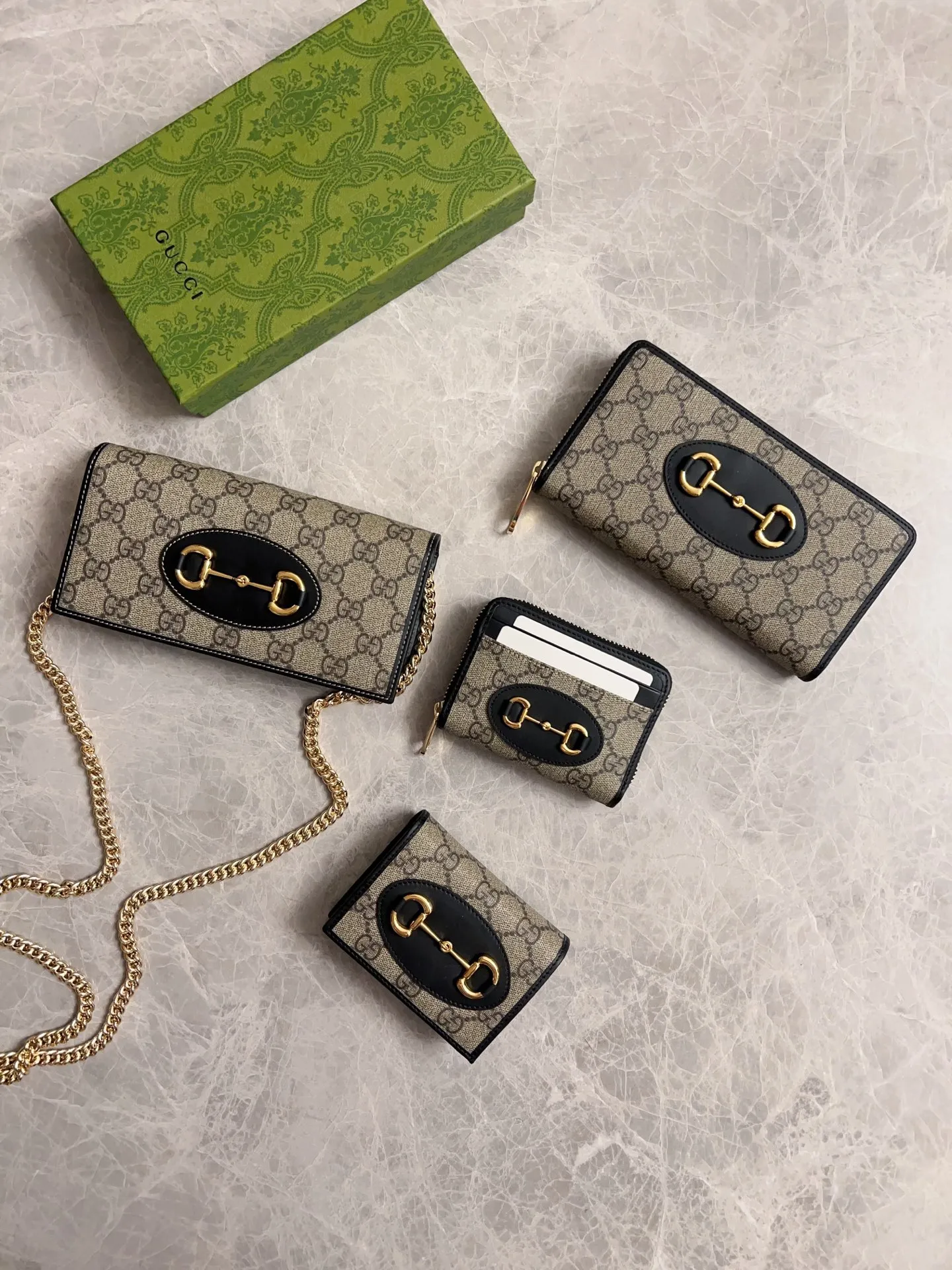 💰360 🇭🇺🇭🇺🐡🐡Newly launched Gucci made of GG Supreme high-end artificial canvas and cowhide material 🐡🐡1955 Horsebit Card Holder This series adopts the same double-ring and long strip design as the handbag 🐡🐡This detail is inspired by the brand’s equestrian origins 🐡🐡It is one of Gucci’s classic heritage🐡🐡It is also one of the brand’s most representative symbolic elements🐡🐡Model: 621887, size: width 11x height 8.5x side width 3cm
