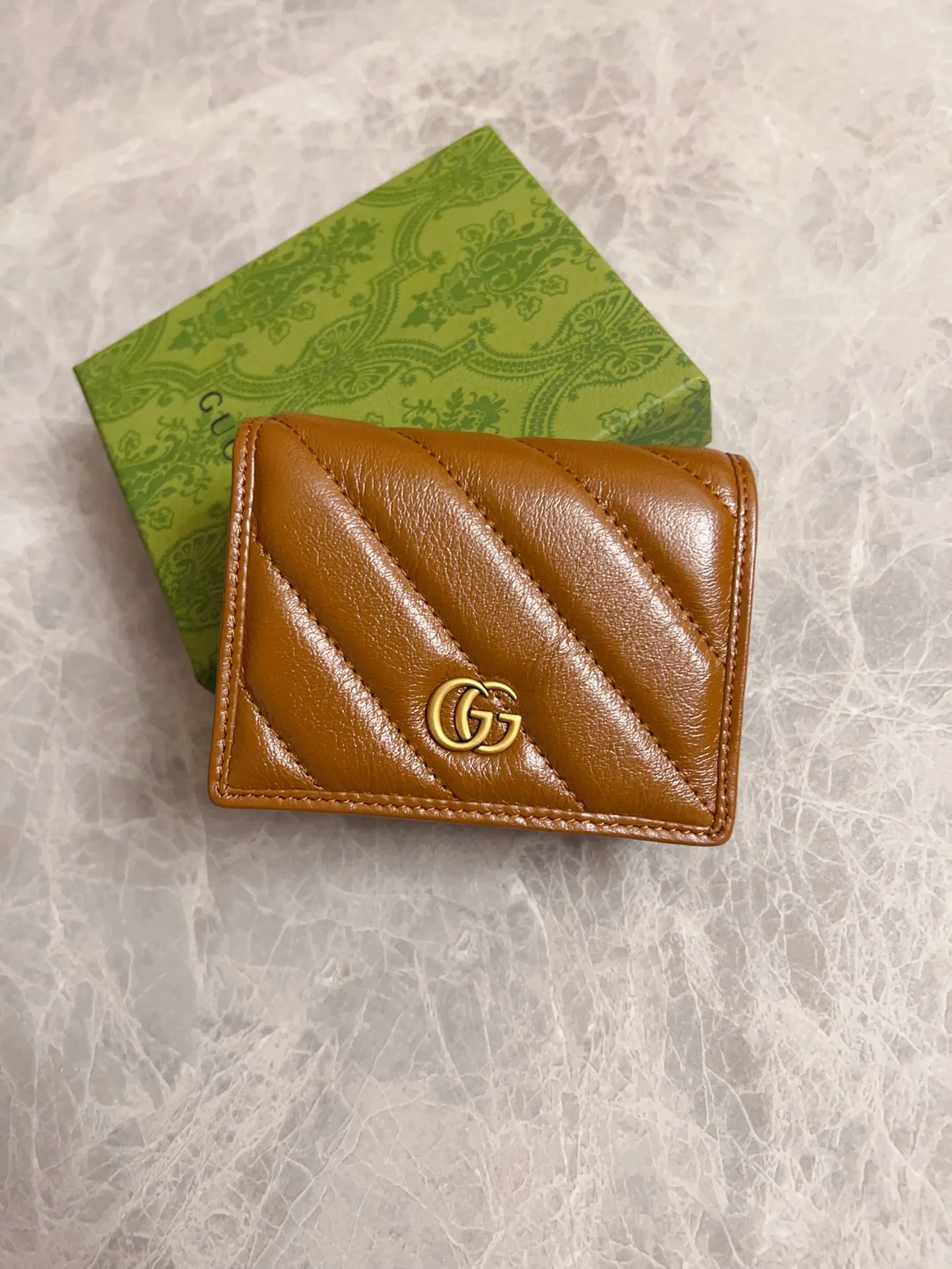 💰360 🇭🇺🇭🇺Gucci marmont original leather caramel new color short card holder ~ wallet 🧼🧼High-end caramel color 🆕 It is the new product of Gucci counters in the autumn and winter of 2020 🧼🧼Breaking through the previous style, using the same color with binding and bronze hardware, the highest level! Real shots! Style number: 466492, size: 11x8x2.5cm
