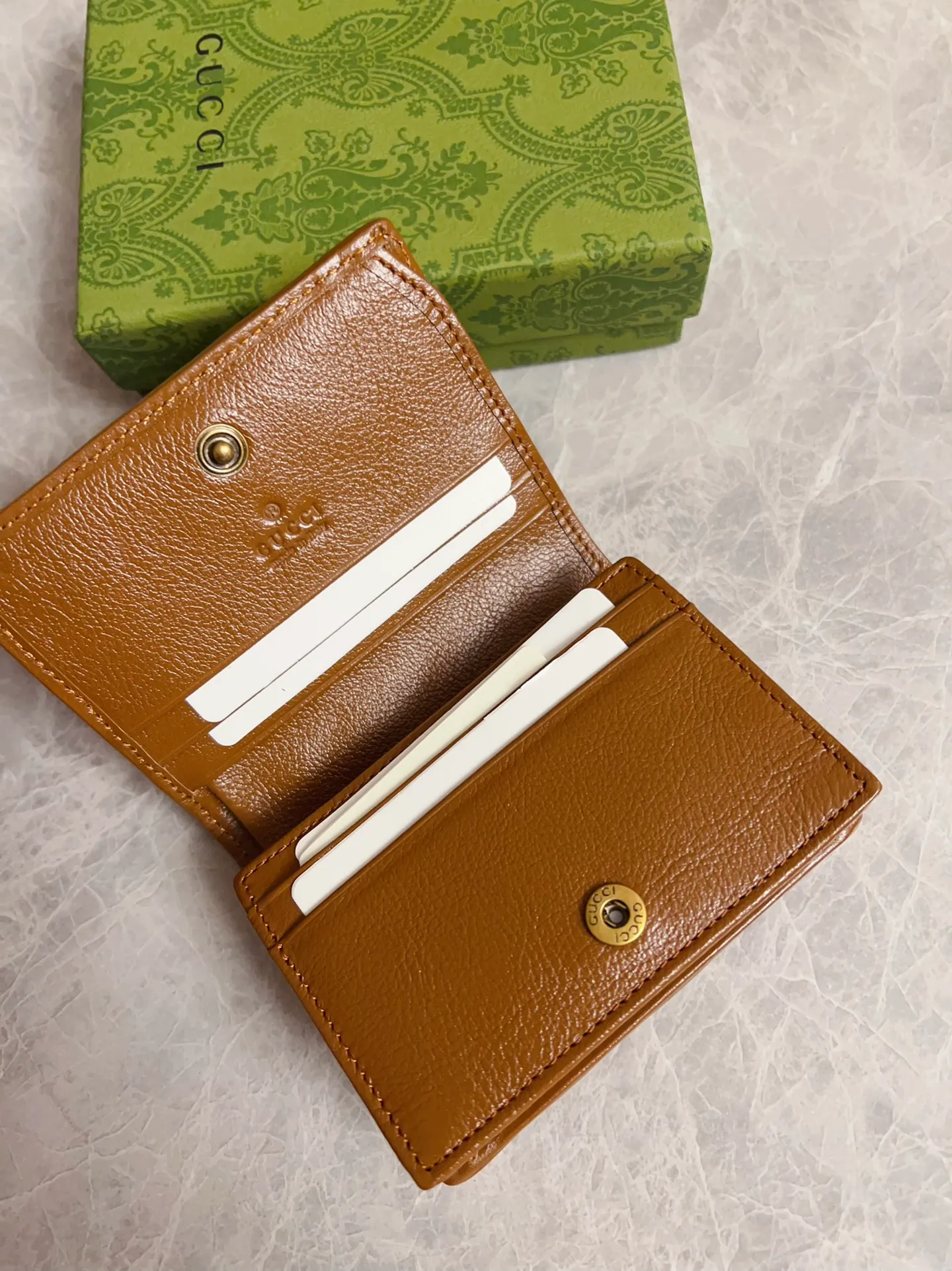 💰360 🇭🇺🇭🇺Gucci marmont original leather caramel new color short card holder ~ wallet 🧼🧼High-end caramel color 🆕 It is the new product of Gucci counters in the autumn and winter of 2020 🧼🧼Breaking through the previous style, using the same color with binding and bronze hardware, the highest level! Real shots! Style number: 466492, size: 11x8x2.5cm
