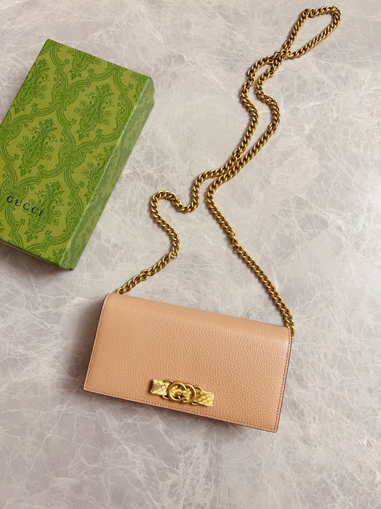 💰660🇮🇹🇮🇹Gucci’s latest ~ Interlocking Double G python leather bow chain pouch 🦄🦄 is made of original factory calfskin, 🦄🦄The front bow is made of python skin piping and antique gold tone interlocking Double G details, 🦄🦄The chain shoulder strap can provide a variety of different carrying experiences. Iconic fashion item🦄🦄Model: 746056, size: 19x 10x 4cm