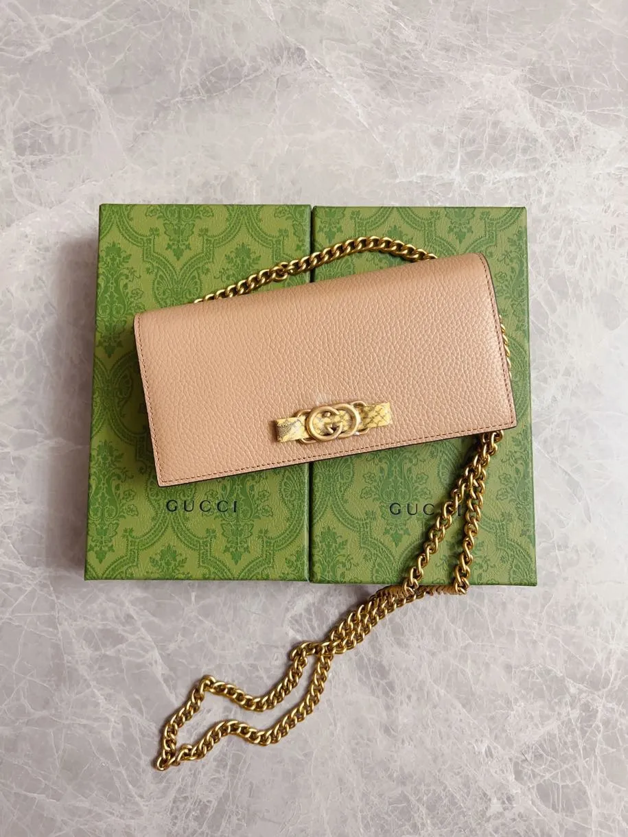 💰660🇮🇹🇮🇹Gucci’s latest ~ Interlocking Double G python leather bow chain pouch 🦄🦄 is made of original factory calfskin, 🦄🦄The front bow is made of python skin piping and antique gold tone interlocking Double G details, 🦄🦄The chain shoulder strap can provide a variety of different carrying experiences. Iconic fashion item🦄🦄Model: 746056, size: 19x 10x 4cm
