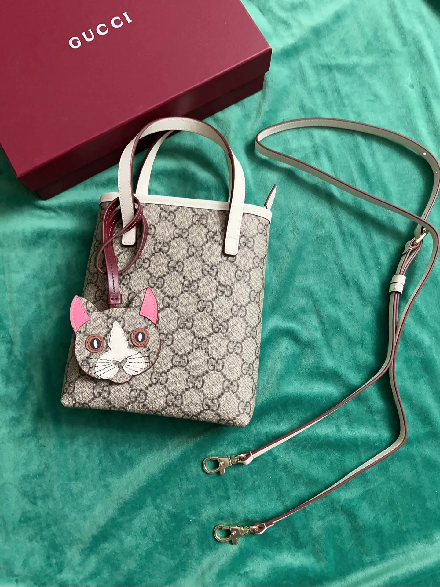 💰720 🇭🇺🇭🇺New product on official website! Exquisite small handbag (can be worn cross-body) PVC with original factory calfskin, 🧤🧤 with exquisite cute animal pendant 🧤🧤 No. 831899, size: 20x15x5cm, 🧤🧤 little red cat, puppy, panda, owl, exquisite and cute! 4 colors original single product!