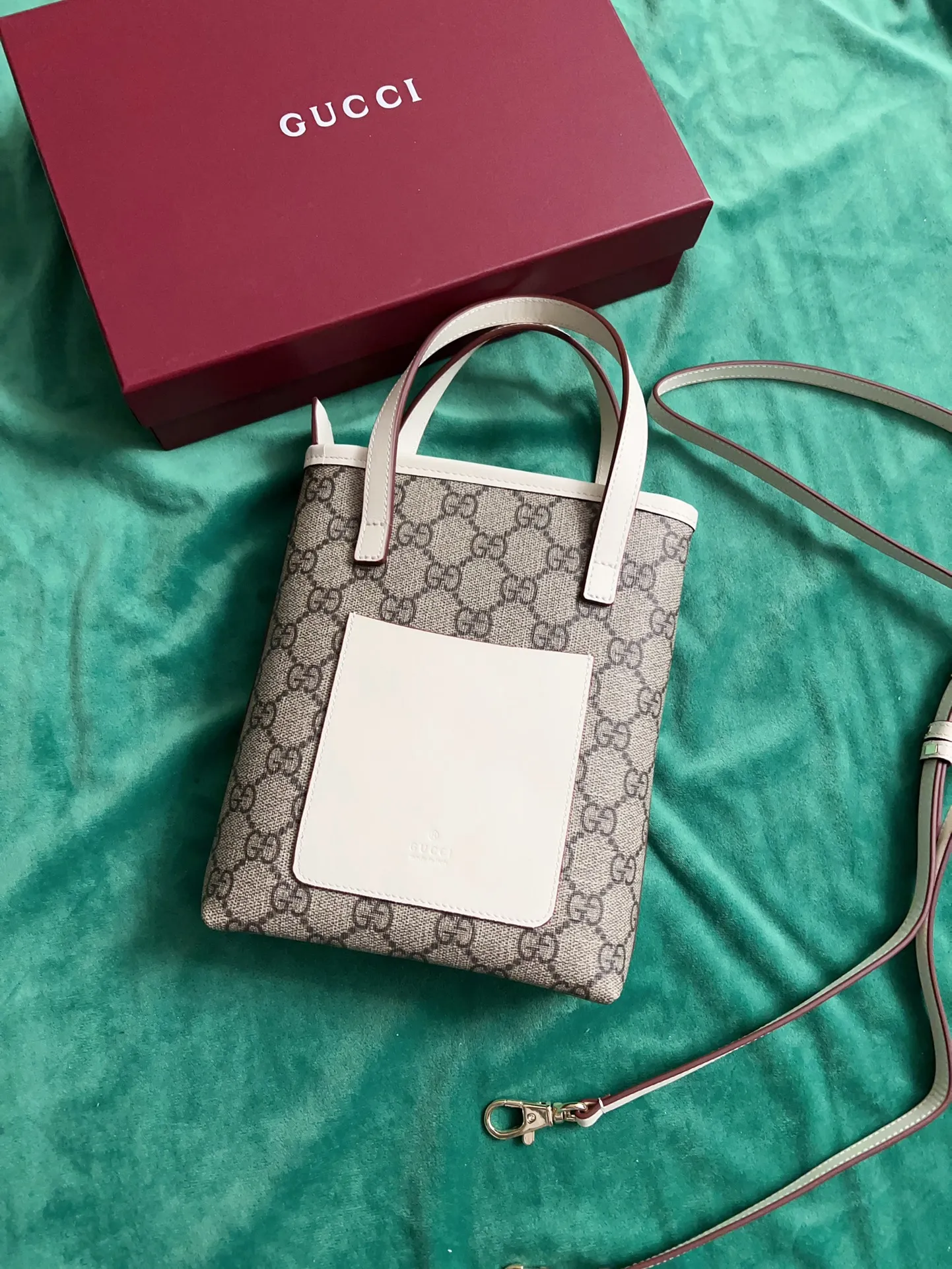 💰720 🇭🇺🇭🇺New product on official website! Exquisite small handbag (can be worn cross-body) PVC with original factory calfskin, 🧤🧤 with exquisite cute animal pendant 🧤🧤 No. 831899, size: 20x15x5cm, 🧤🧤 little red cat, puppy, panda, owl, exquisite and cute! 4 colors original single product!