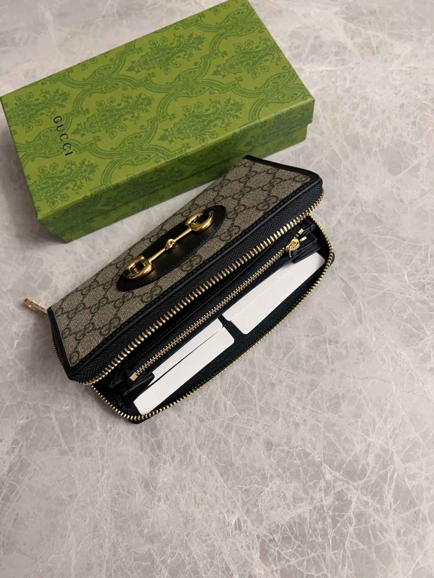 💰420 🇭🇺🇭🇺 Newly launched Gucci made of GG Supreme premium man-made canvas and brown leather 🍿🍿1955 Horsebit Card Holder This series adopts the same double ring and long strip design as the handbag 🍿🍿This detail is inspired by the brand’s equestrian roots 🍿🍿 It is one of Gucci’s classic heritage 🍿🍿 It is also one of the brand’s most representative symbolic elements 🍿🍿Model: 621889, size: 19.5x10x3cm