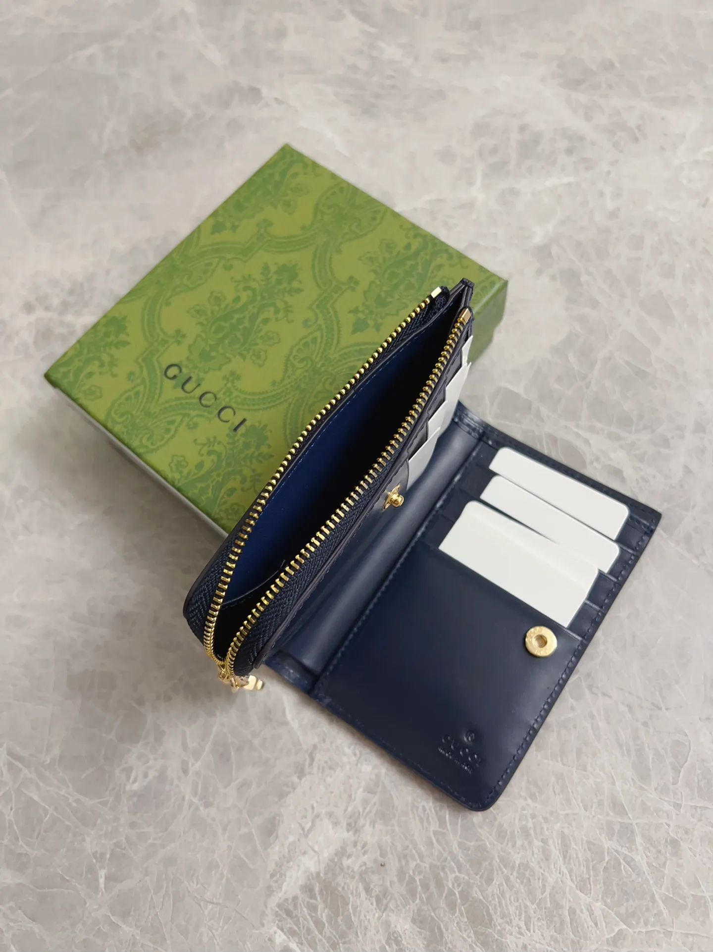 💰460 🇮🇹🇮🇹The Gucci Luce series exudes a strong sense of playfulness and fun. "Luce" means "light" in Italian. Original GG canvas, elegant blue cowhide trimmings and light gold-toned hardware are complemented by beige and ebony graphics. Exquisite shield puller! Model: 790036 Size: 13x 9x 3cm Color: Blue/Brown