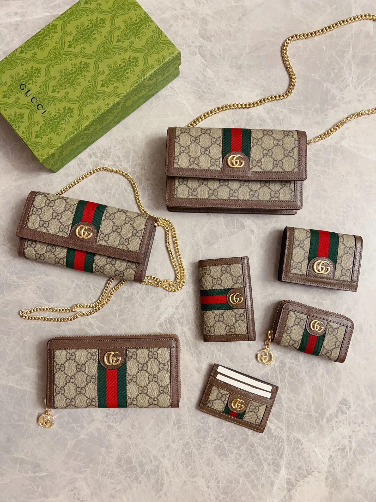 💰640🇭🇺🇭🇺 The new model is synchronized with the official website! Ophidia series ~ chain bag 🌿🌿 is made of GG Supreme high-grade PVC fabric 🌿🌿 with iconic double G hardware marks, classic red and green webbing, exquisite and practical interior 🌿🌿 fashionable and elegant, lightweight and practical, 🌿🌿 model number: 772309, size: 19x10x3cm, color: coffee\red and green belt
