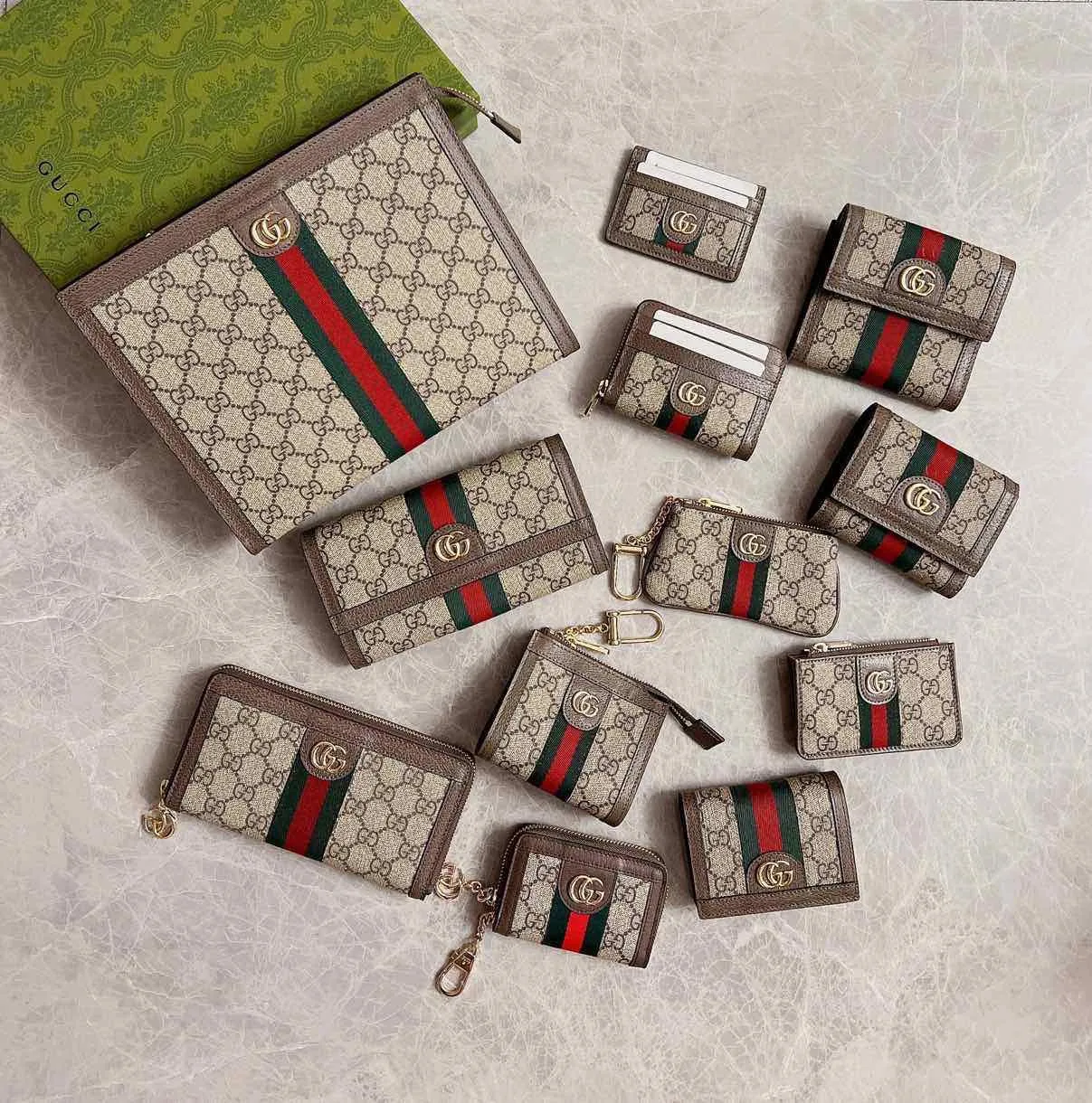 💰410 🇭🇺🇭🇺 The official website is synchronized with the new model! Ophidia series ~ long zipper clip, 🧤🧤 is made of GG Supreme high-grade PVC fabric 🧤🧤 with iconic double G hardware marks, classic red and green webbing, exquisitely made! 🧤🧤Model number: 523154, size: W19xH10xD3cm, color: coffee