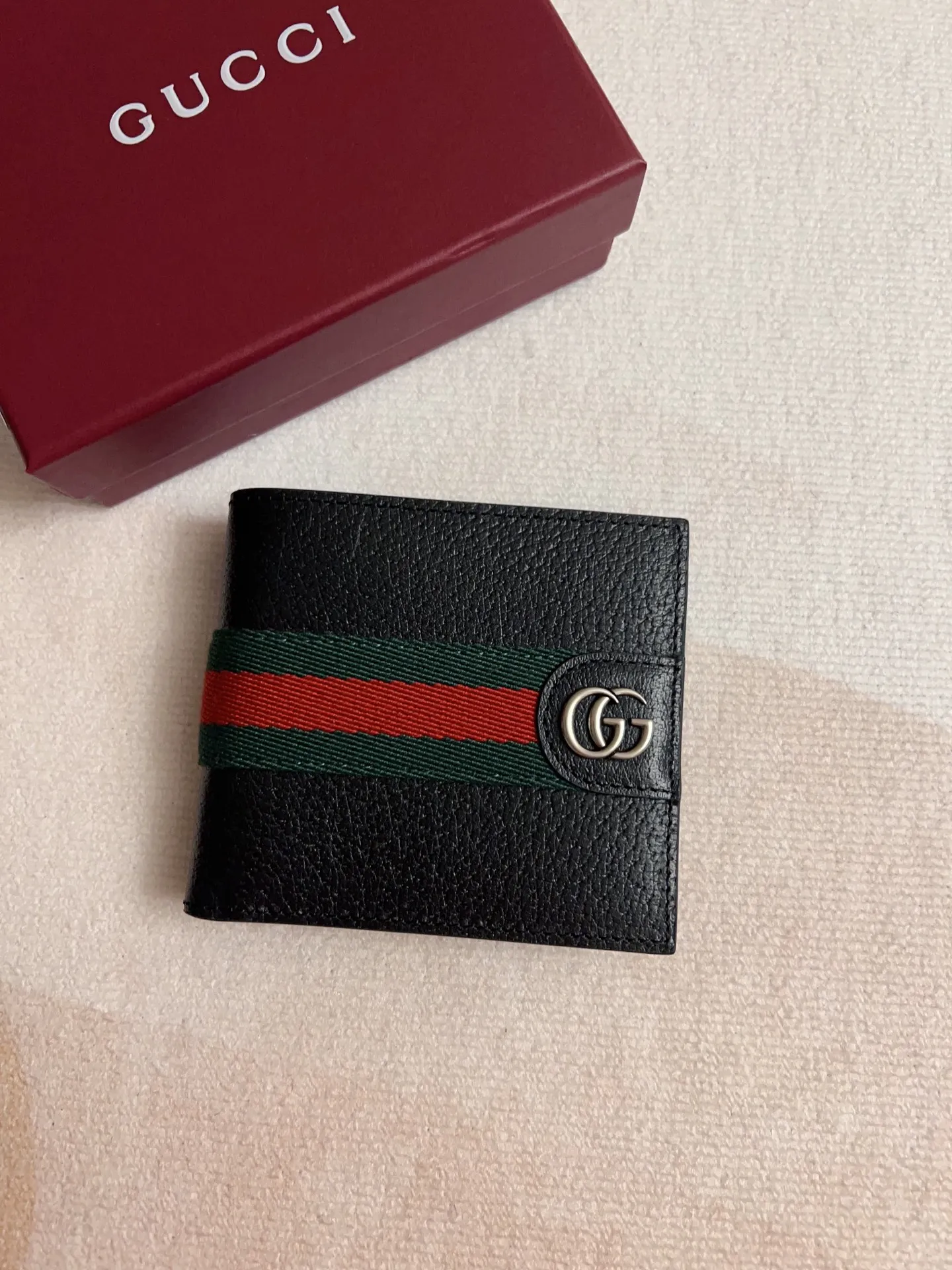 💰320 🇭🇺🇭🇺 The official website is synchronized with the new model! Ophidia series ~ short wallet, 🍊🍊made of GG Supreme original factory pig grain first-layer cowhide 🍊🍊 with iconic double G hardware marks, classic red and green webbing, exquisitely made! 🍊🍊Model number: 834792🍊🍊Size: 11x9cm, color: black