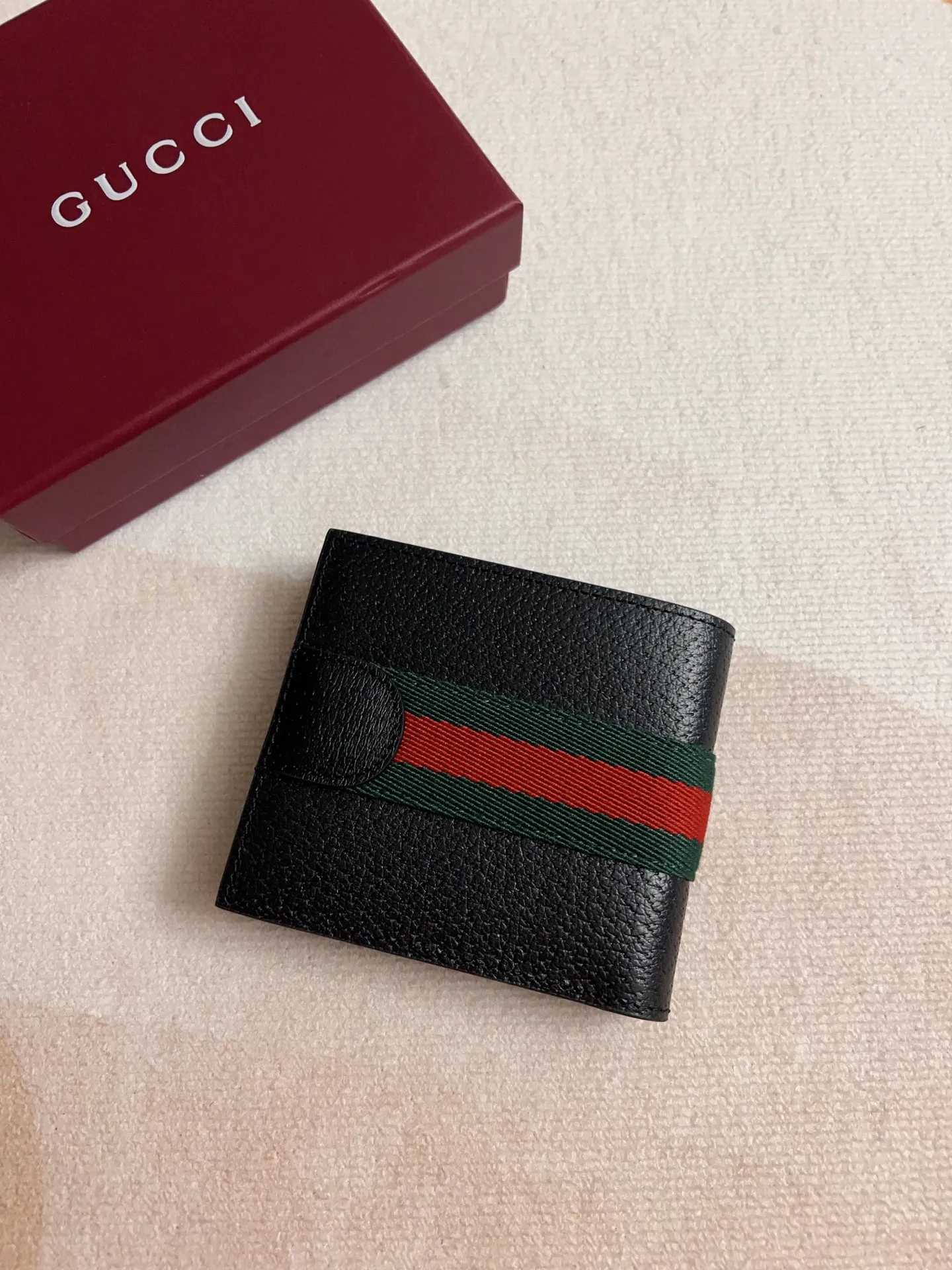 💰320 🇭🇺🇭🇺 The official website is synchronized with the new model! Ophidia series ~ short wallet, 🍊🍊made of GG Supreme original factory pig grain first-layer cowhide 🍊🍊 with iconic double G hardware marks, classic red and green webbing, exquisitely made! 🍊🍊Model number: 834792🍊🍊Size: 11x9cm, color: black