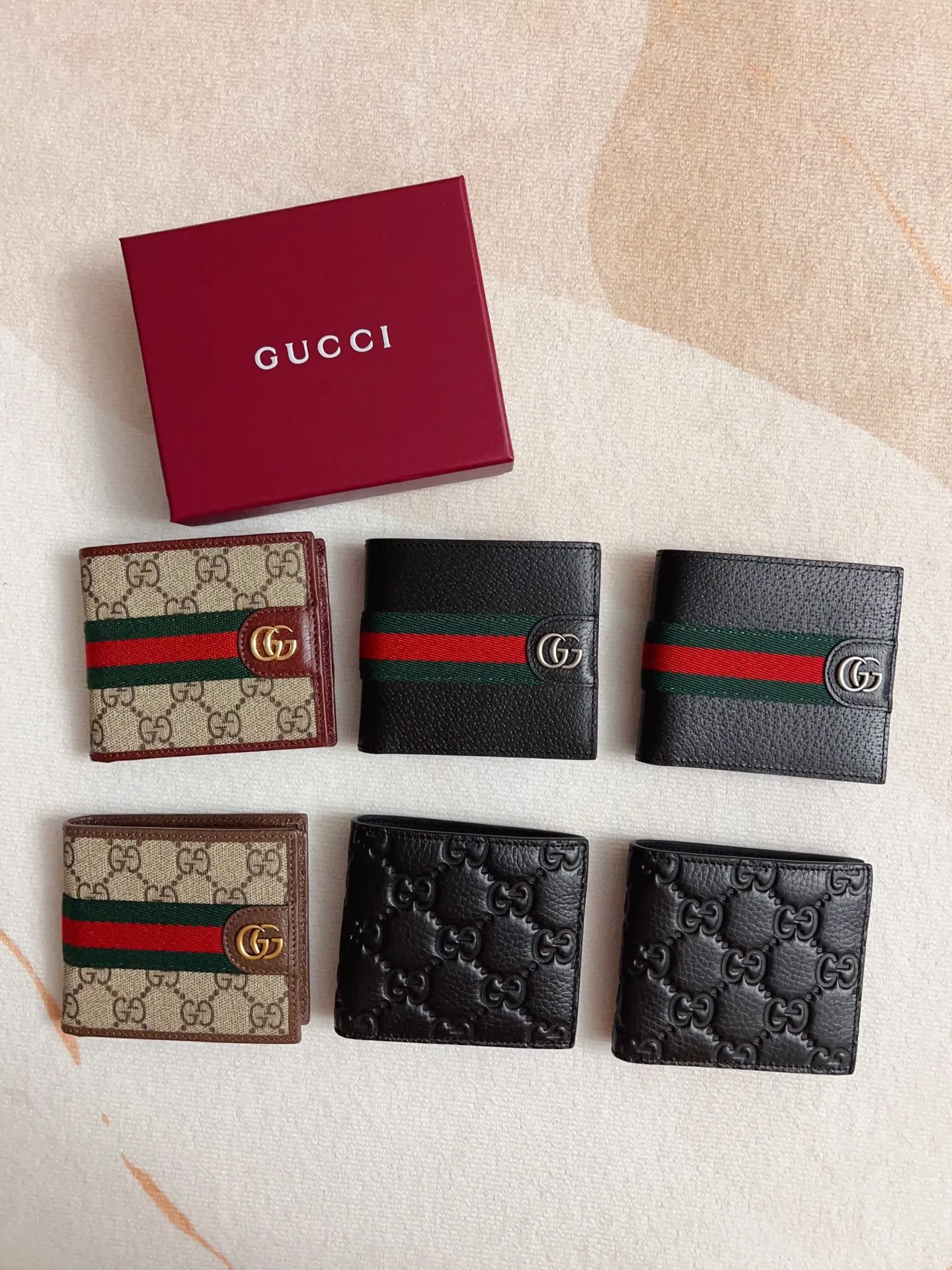 💰320 🇭🇺🇭🇺 The official website is synchronized with the new model! Ophidia series ~ short wallet, 🍊🍊made of GG Supreme original factory pig grain first-layer cowhide 🍊🍊 with iconic double G hardware marks, classic red and green webbing, exquisitely made! 🍊🍊Model number: 834792🍊🍊Size: 11x9cm, color: black