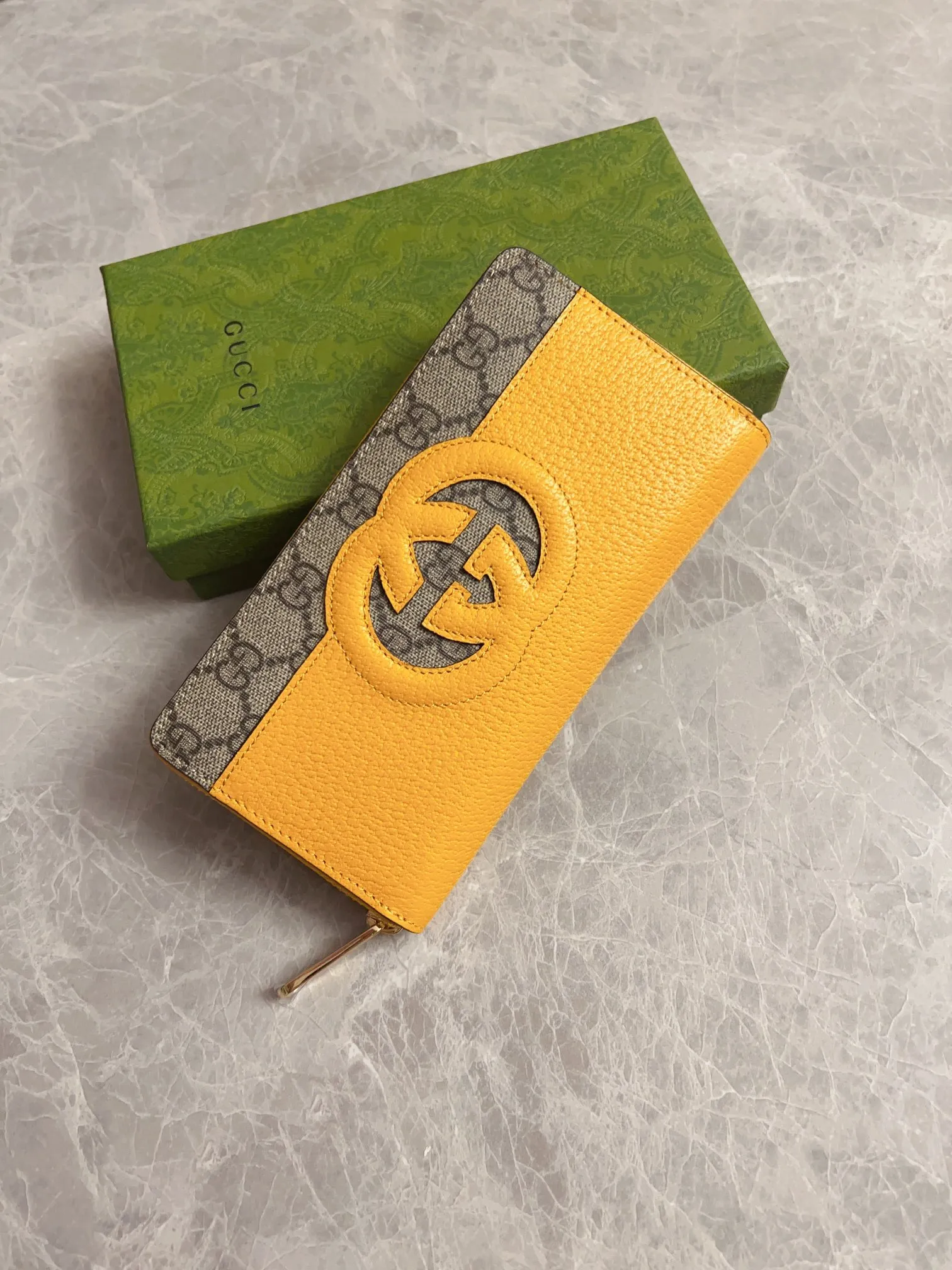 💰460🇭🇺🇭🇺Gucci’s latest ~ Men’s zipper wallet🪅🪅 embellished with hollow interlocking Double G details, cleverly matched with GG Supreme canvas, 🪅🪅Create an accessory with both modern style and classic style🪅🪅The iconic interlocking Double G logo, which comes from the brand founder Guccio Mr. Gucci's initials are constantly being reinterpreted in various forms and styles🪅🪅Model: 701423 Dimensions: 19x 10x 3cm
