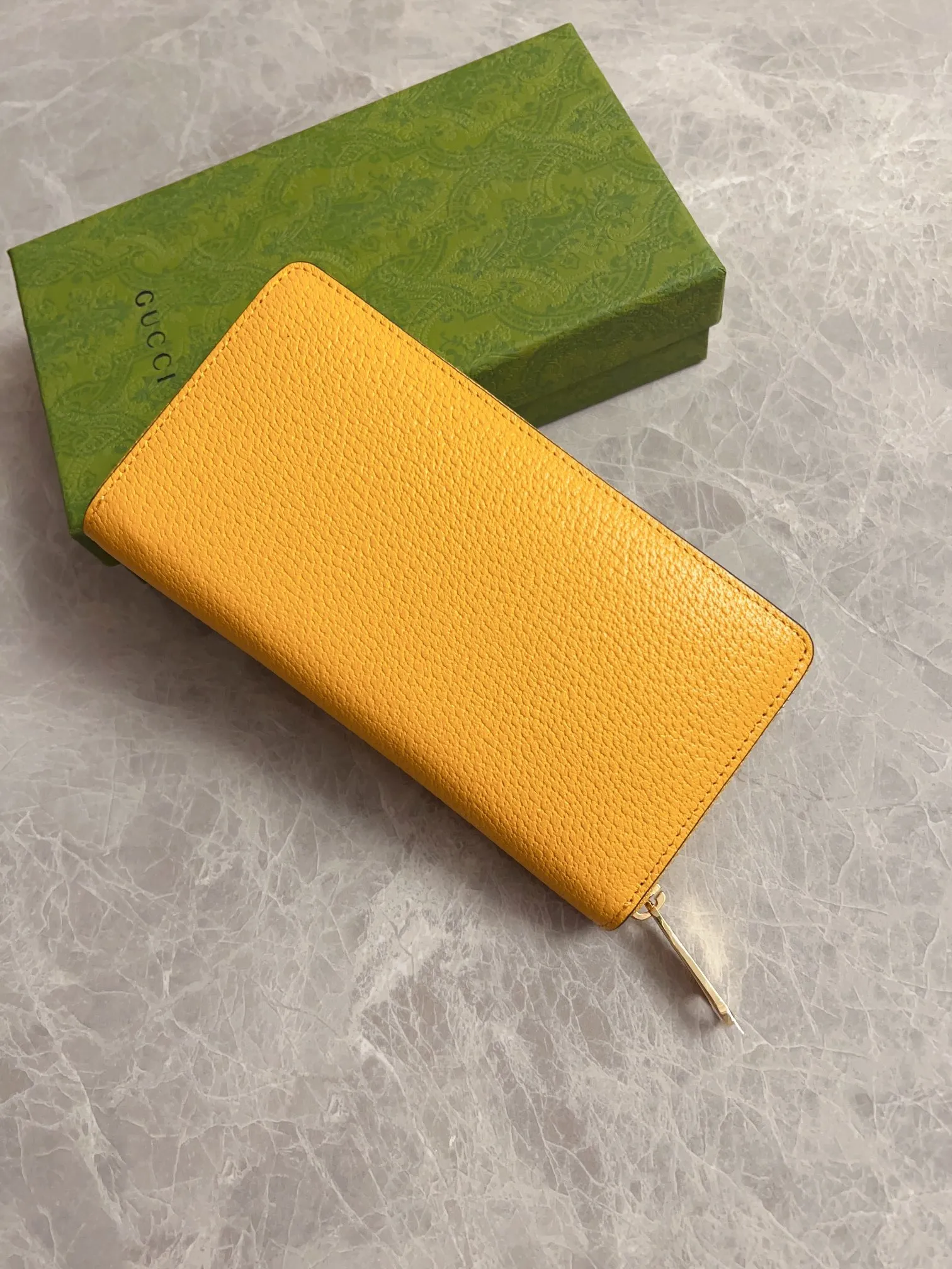 💰460🇭🇺🇭🇺Gucci’s latest ~ Men’s zipper wallet🪅🪅 embellished with hollow interlocking Double G details, cleverly matched with GG Supreme canvas, 🪅🪅Create an accessory with both modern style and classic style🪅🪅The iconic interlocking Double G logo, which comes from the brand founder Guccio Mr. Gucci's initials are constantly being reinterpreted in various forms and styles🪅🪅Model: 701423 Dimensions: 19x 10x 3cm