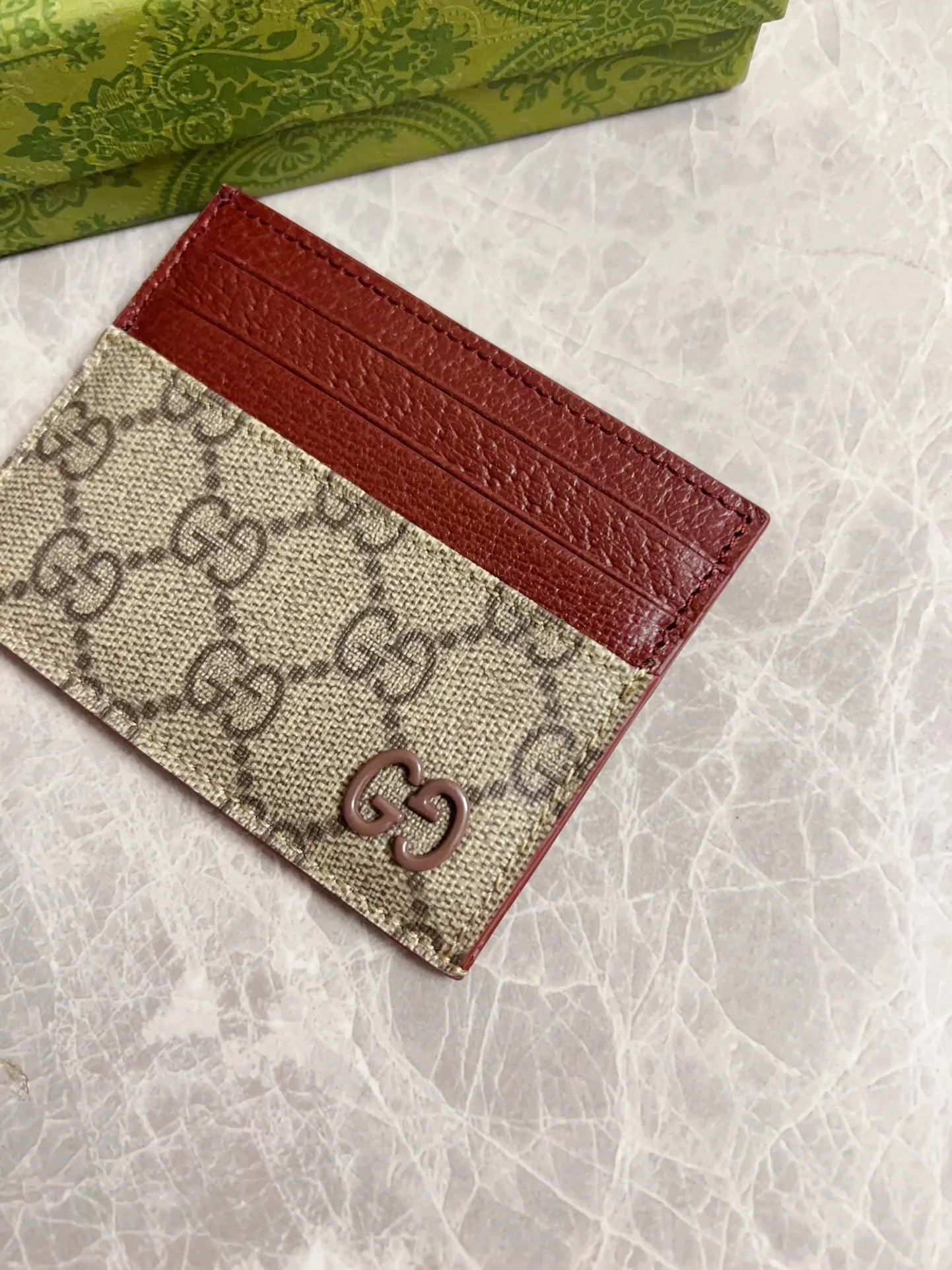 💰260 🇭🇺🇭🇺Gucci’s latest series is presented~Card holder🍖🍖The two-tone design full of contrasting beauty makes the GG logo emblazoned on the body of the bag shine.🍖🍖The interior is made of contrasting cowhide leather🍖🍖2 colors available Brown/Brown Brown/Maroon Size: 10x 8cm Model: 795230 (original product)