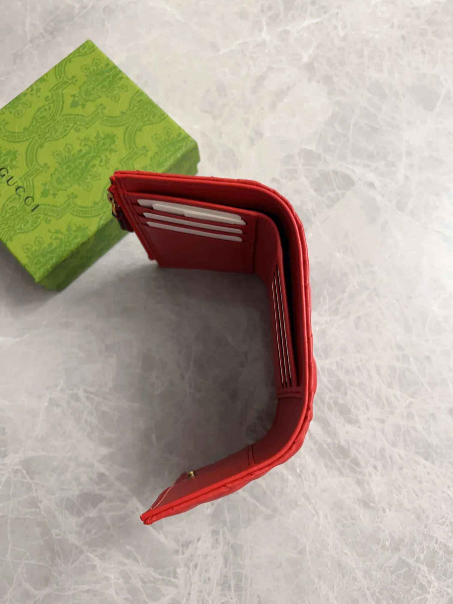 💰400 🇭🇺🇭🇺2017 official website synchronization~Double G bronze metal folding short clip has arrived! 👒👒Counter quality top quality cowhide embroidered wave pattern👒👒Privately ordered hardware and exquisite workmanship👒👒Unique design style zipper coin bag! 👒👒Model: 474802, color: black, bright red, nude pink, size: 12x9.5x2.5cm, fully open 19.5cm
