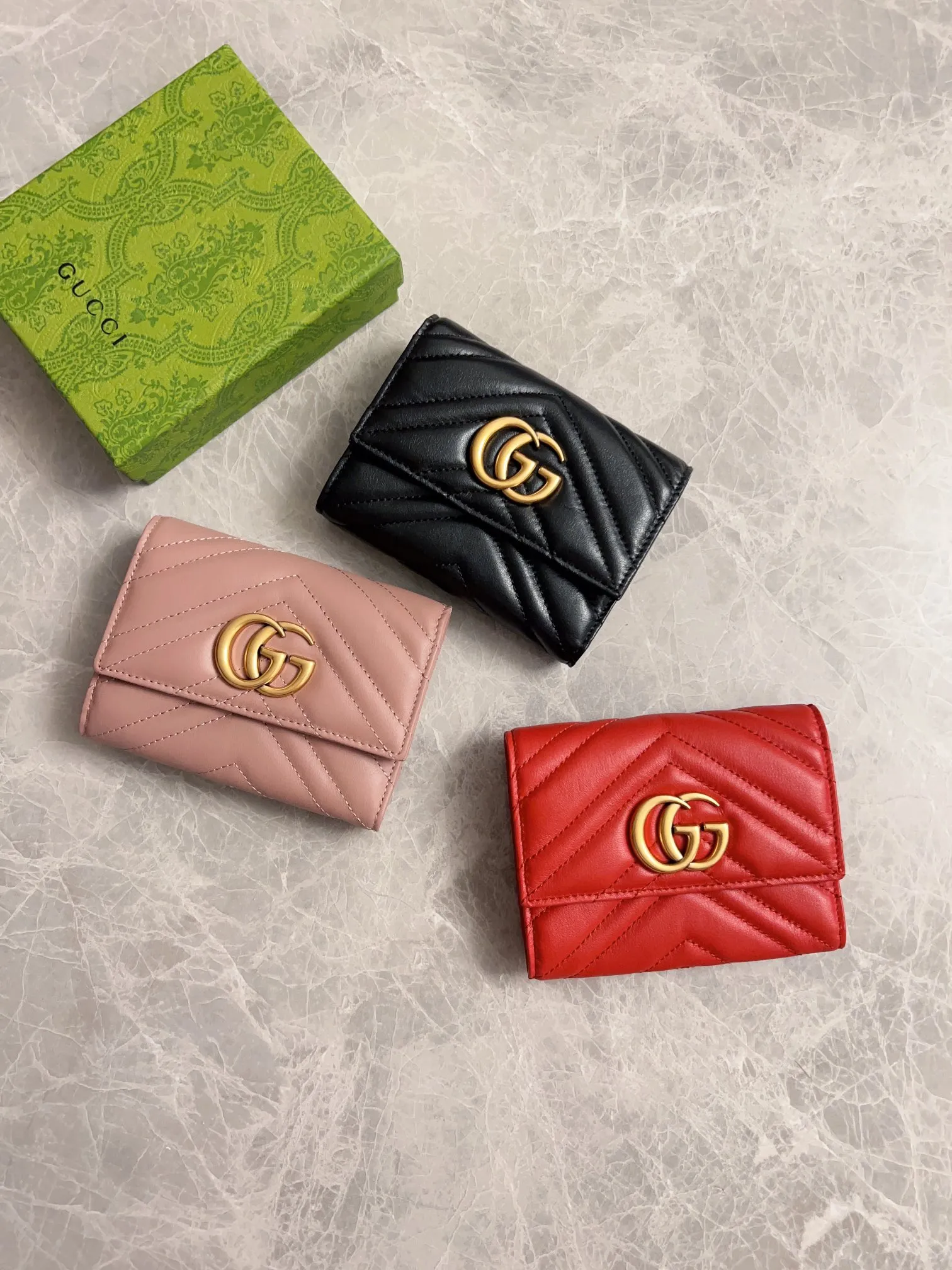 💰400 🇭🇺🇭🇺2017 official website synchronization~Double G bronze metal folding short clip has arrived! 👒👒Counter quality top quality cowhide embroidered wave pattern👒👒Privately ordered hardware and exquisite workmanship👒👒Unique design style zipper coin bag! 👒👒Model: 474802, color: black, bright red, nude pink, size: 12x9.5x2.5cm, fully open 19.5cm