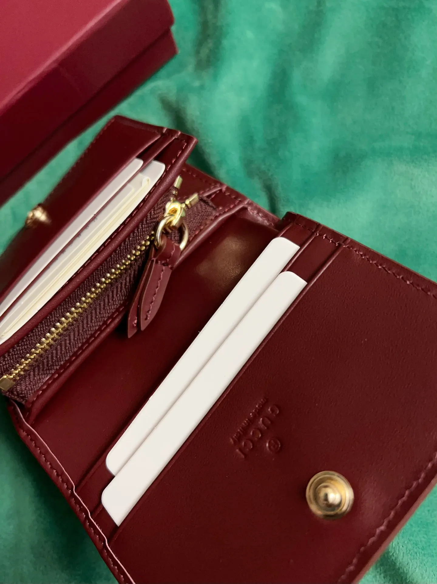 💰360 🇭🇺🇭🇺New products on official website! Exquisite small card holder~wallet🐹🐹PVC with burgundy calfskin, with cute and exquisite cartoon patterns on the leather! 🐹🐹Style number 818767, size: 11x8x3cm, 🐹🐹Little red cat, puppy, panda, owl, exquisite and cute! Original product!