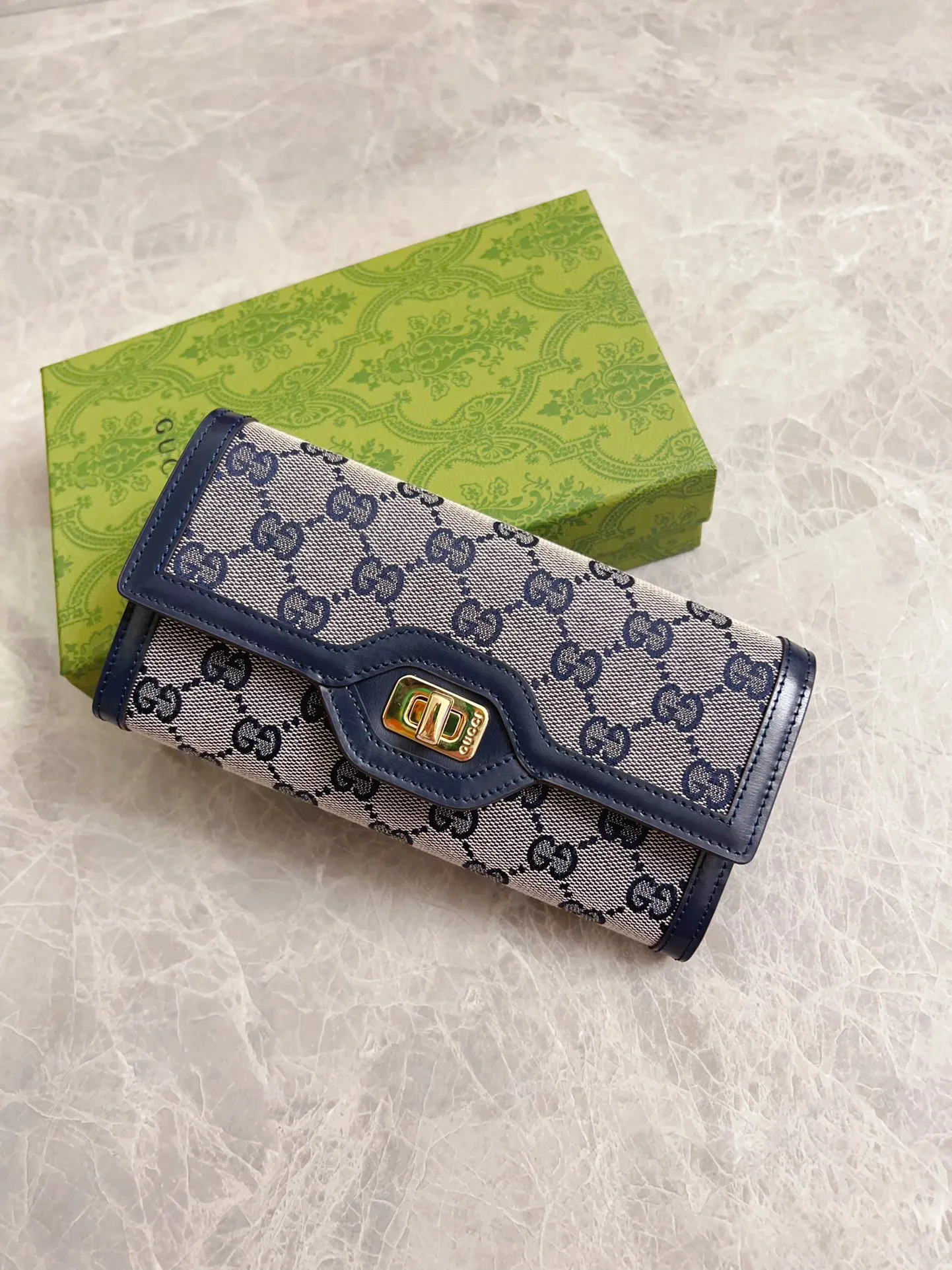 💰480 🇮🇹🇮🇹The Gucci Luce series exudes a strong sense of playfulness and fun. "Luce" means "light" in Italian. Original GG canvas brings design essence to this elegant mini shoulder bag. Blue cowhide piping and light gold-toned hardware are complemented by beige and ebony graphics. Model: 790034 Size: 19x 10x 3.5cm Color: Blue/Brown