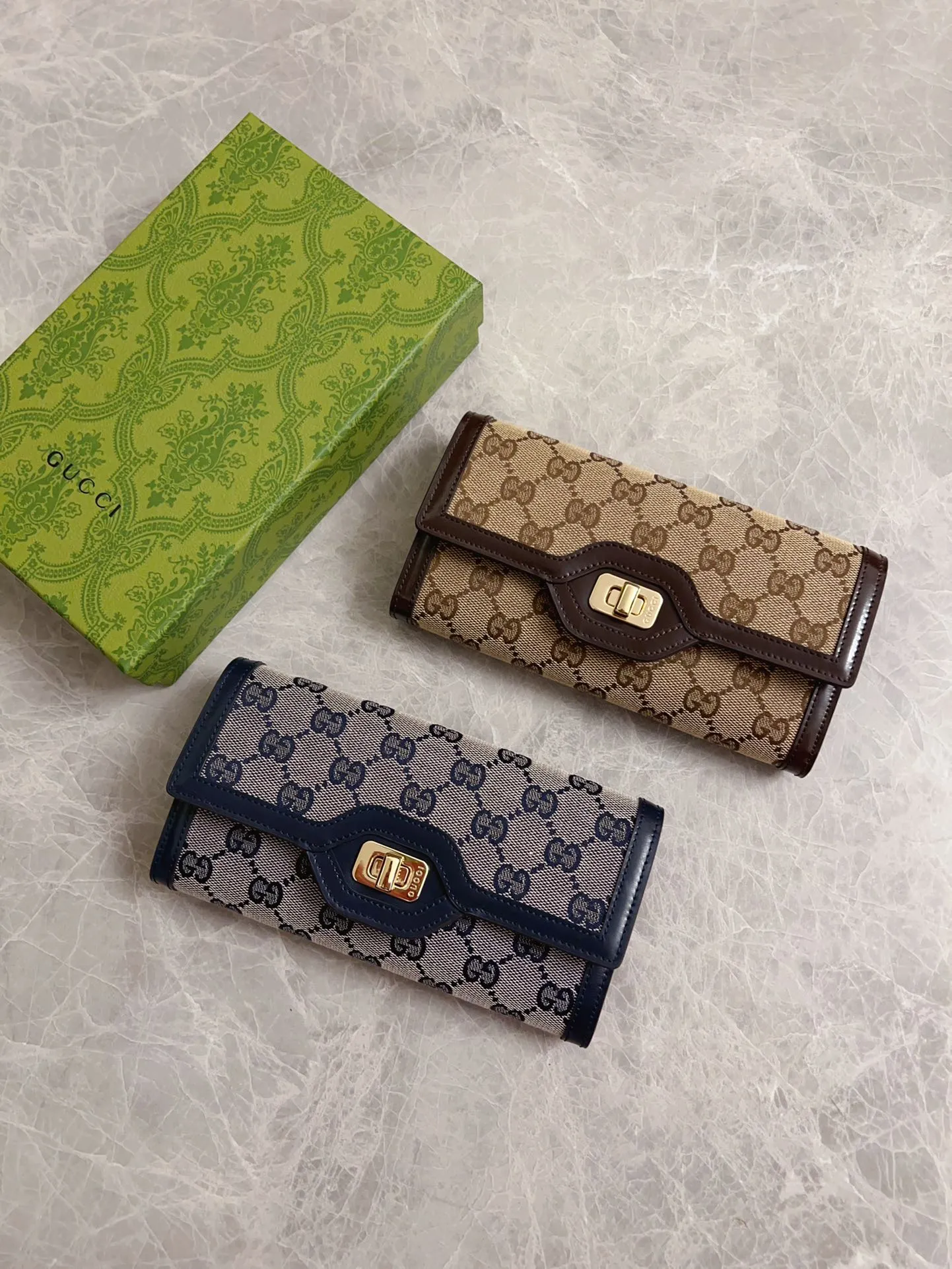 💰480 🇮🇹🇮🇹The Gucci Luce series exudes a strong sense of playfulness and fun. "Luce" means "light" in Italian. Original GG canvas brings design essence to this elegant mini shoulder bag. Blue cowhide piping and light gold-toned hardware are complemented by beige and ebony graphics. Model: 790034 Size: 19x 10x 3.5cm Color: Blue/Brown