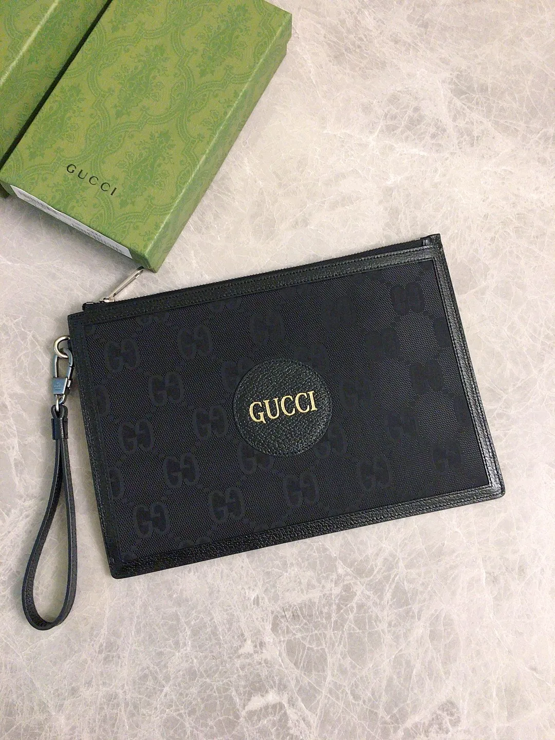 💰520 🇭🇺🇭🇺Official website sync new style‼ ️The 2020 early autumn Gucci Off The Grid series is the first series of Gucci Circular Lines. 🧵The design of this product line makes full use of a variety of recyclable and sustainably sourced organic bio-based materials 🧵Regenerated nylon is made of recyclable sewing threads and accessories 🧵Relying on a bright opaque background to highlight the brand's unique GG pattern element! 🧵Black leather piping, brass alloy metal accessories, decorated with Gucci brand genuine cowhide logo! 🧵Model: 625598, size: 30x20