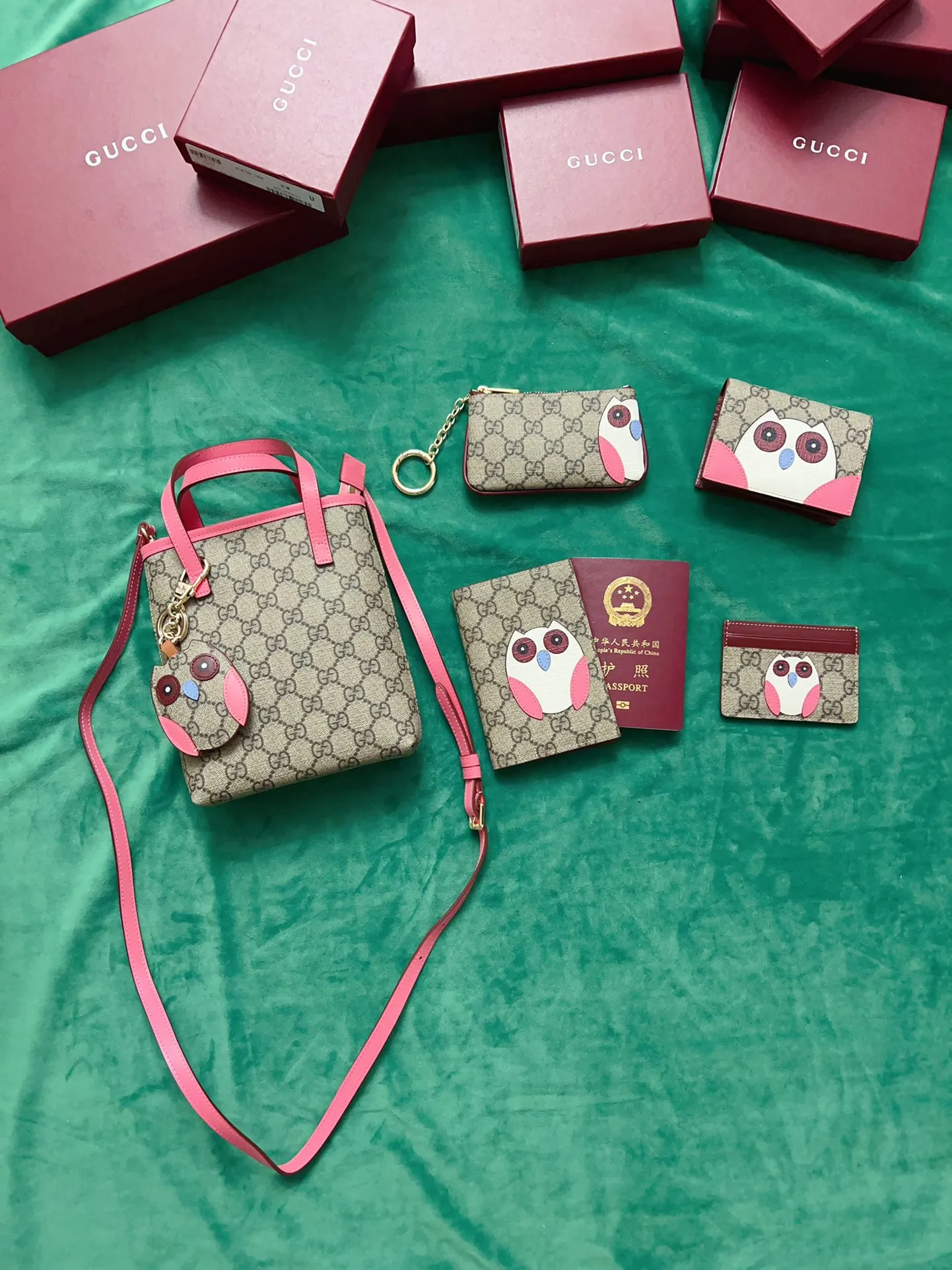 💰360 🇭🇺🇭🇺New products on official website! Exquisite key bag 🔑 ~ lipstick bag 💄🐹🐹 pvc with burgundy calfskin, with cute and exquisite cartoon patterns on the leather! 🐹🐹Style number 818768, size: 12x8x1.5cm, 🐹🐹Little red cat, puppy, panda, owl, exquisite and cute! Original product!