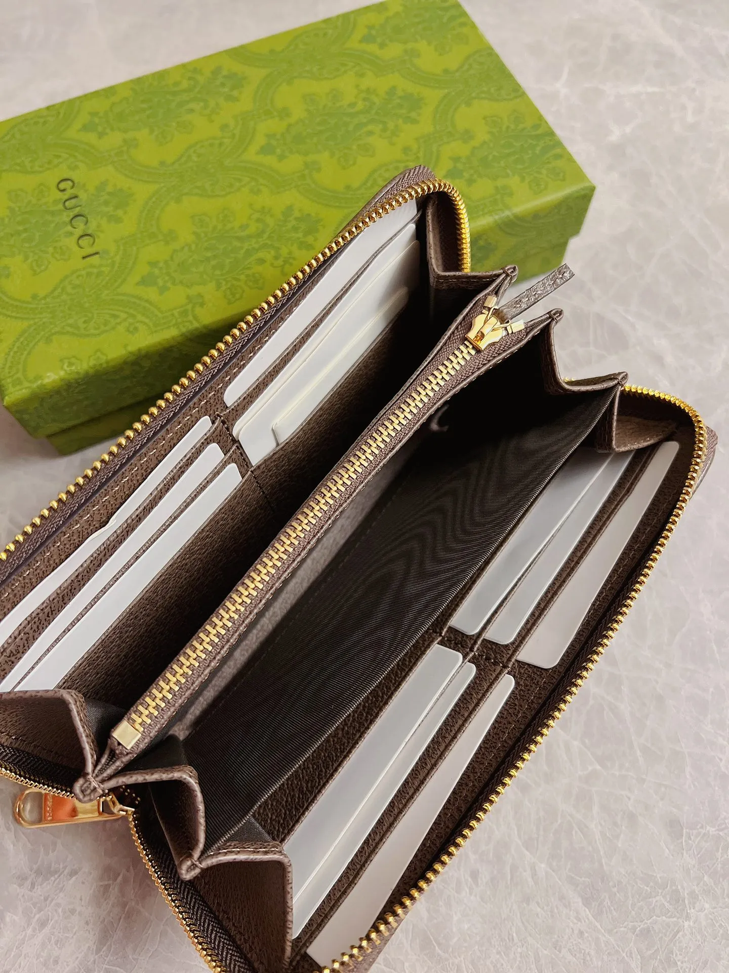 💰440🇭🇺🇭🇺Top original order! The Gucci Diana full-zip wallet incorporates the brand's most recognizable elements, with ingenious monogram details. This wallet is made of double-G pattern canvas, with unique dimensions and unique dimensions. It is simple and elegant, exuding a modern atmosphere. Model: 699316, size: 19cm×10.5cm×2cm