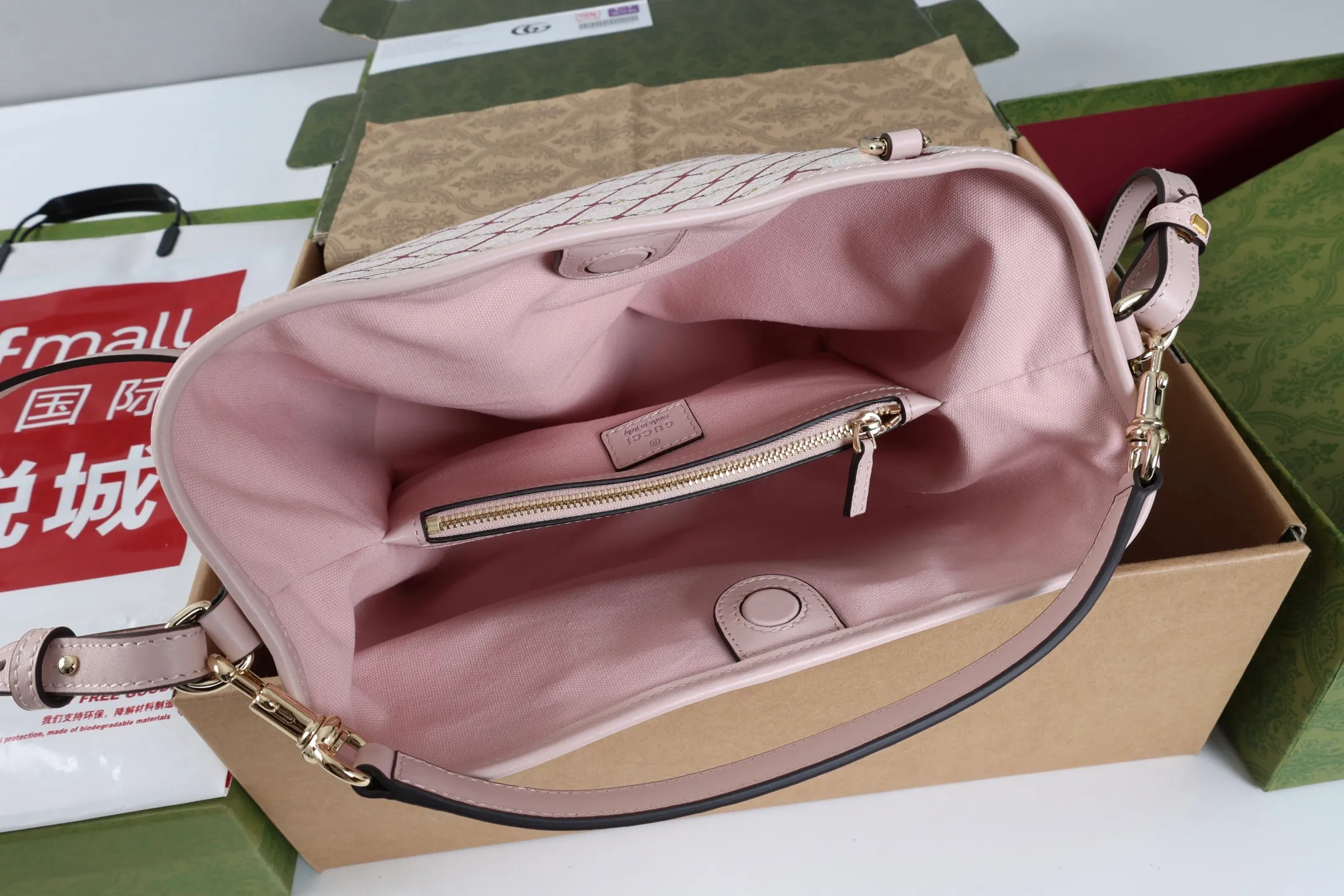 All categories Official website "Brand Women's Bags" Women's Bags 💙 GUCCI 2026 GUCCI new crossbody shoulder bag