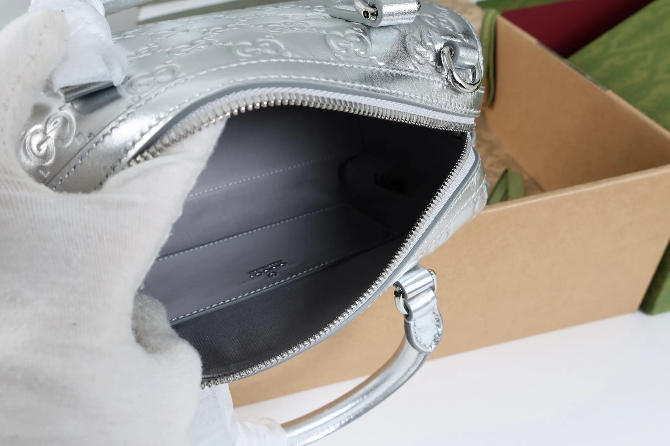 All categories Official website "Brand Women's Bags" Women's Bags 💙 GUCCI 2026 GUCCI new crossbody shoulder bag