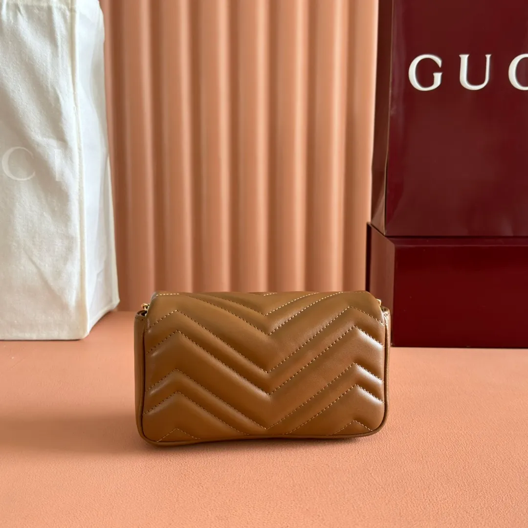 p900💋💋💋Imported original sheepskin pure copper hardware [Original leather configuration counter complete package] The brand's iconic GG Marmont series is ingeniously integrated with double G styling accessories and faceted chain straps, and soft leather is selected to create a bag with soft lines. This mini bag is embellished with the brand's archive logo, which debuted in the 1970s. Black V-shaped Matelassé sheepskin. Silver-tone hardware. Silver-tone hardware. Double G. Chain shoulder strap (60 cm high). Magnetic snap closure. Weight: approx. 0.35 kg. Ident number: 841290. Dimensions: 16.5cm (width) x 9.5cm (height) x 4.5cm (depth) Color: brown full leather/original leather. Made in Italy