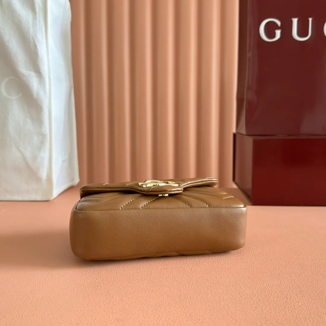 p900💋💋💋Imported original sheepskin pure copper hardware [Original leather configuration counter complete package] The brand's iconic GG Marmont series is ingeniously integrated with double G styling accessories and faceted chain straps, and soft leather is selected to create a bag with soft lines. This mini bag is embellished with the brand's archive logo, which debuted in the 1970s. Black V-shaped Matelassé sheepskin. Silver-tone hardware. Silver-tone hardware. Double G. Chain shoulder strap (60 cm high). Magnetic snap closure. Weight: approx. 0.35 kg. Ident number: 841290. Dimensions: 16.5cm (width) x 9.5cm (height) x 4.5cm (depth) Color: brown full leather/original leather. Made in Italy