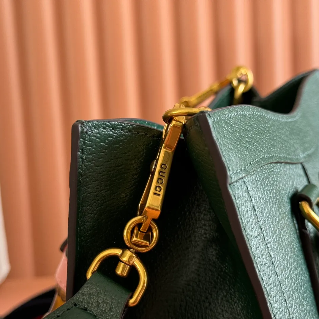 p1580. 📣📣📣【Original leather accessories🌈Full set of counter packaging】🔥🔥Small tote bag combines two recognizable brand elements, bamboo handles and double G accessories. "The blue leather material contrasts with the two khaki buckles, highlighting the smart and elegant temperament. Size: 27*24*11cm Model: 702721.