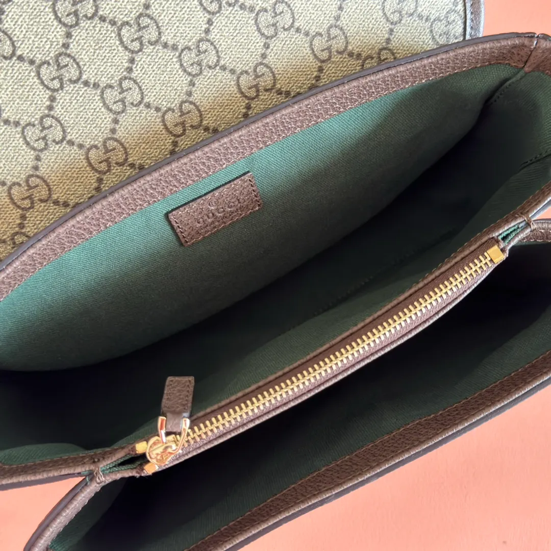 p1100. 💋💋💋"With full set of original counter packaging" [New Product] The Ophidia series dazzlingly presents novel silhouettes and functions. It is ingeniously interpreted in iconic beige and brown colors to create a new bag item with soft texture. Beige and dark brown GG canvas Brown leather trim Light gold-toned hardware Green cotton lining Double G Interior: One open pocket Ident: 836842. Dimensions: 24cm (width) x 17.5cm (height) x 11.5cm (depth) Weight: approx. 0.55kg Color: Brown/PVC. Made in Italy
