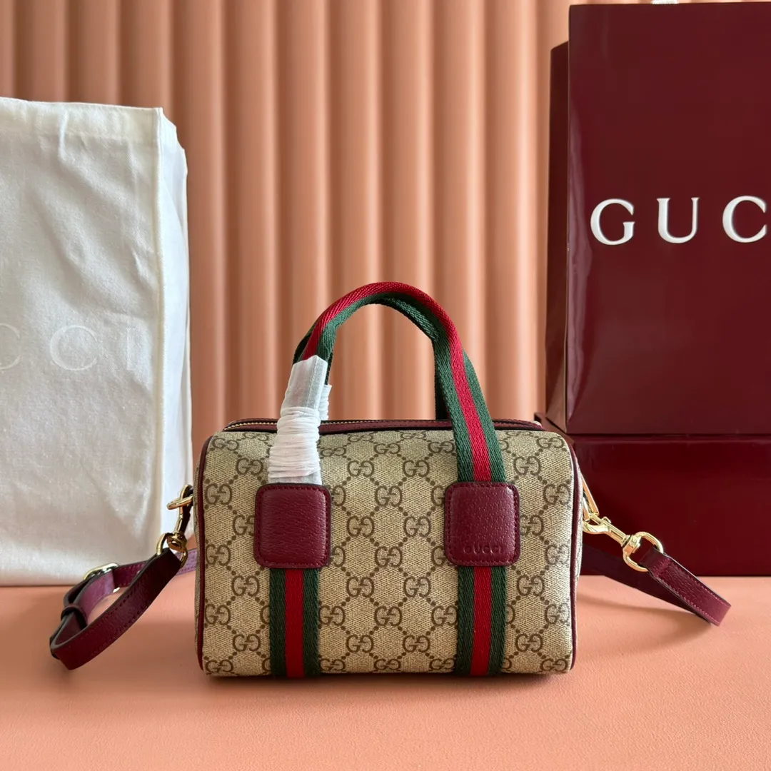 p880. 💋💋💋"With full set of original counter packaging" [New Product] The Ophidia series ingeniously interprets novel silhouettes and functions, with iconic beige and brown colors, creating a bag with soft texture and fashionable style. Beige and dark brown GG monogram coated fabric Brown leather trim Light gold tone hardware Green linen cotton blend lining Double G Web strap Interior: One card compartment Leather shoulder strap Height: 47 cm Zip closure Ident.: 838480. Dimensions: 21cm (width) x 12.5cm (height) x 5cm (depth) Weight: about 327g Color: brown/pvc. Made in Italy
