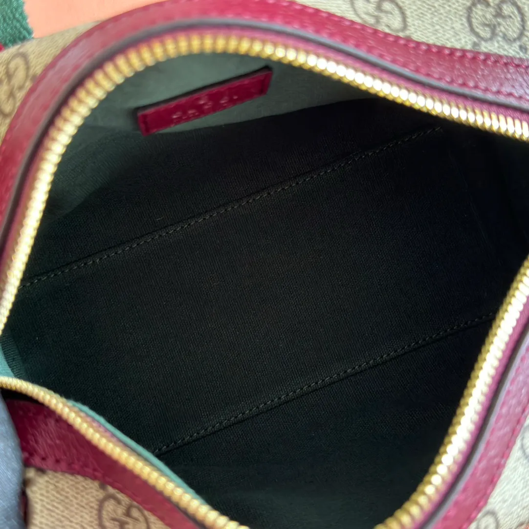 p880. 💋💋💋"With full set of original counter packaging" [New Product] The Ophidia series ingeniously interprets novel silhouettes and functions, with iconic beige and brown colors, creating a bag with soft texture and fashionable style. Beige and dark brown GG monogram coated fabric Brown leather trim Light gold tone hardware Green linen cotton blend lining Double G Web strap Interior: One card compartment Leather shoulder strap Height: 47 cm Zip closure Ident.: 838480. Dimensions: 21cm (width) x 12.5cm (height) x 5cm (depth) Weight: about 327g Color: brown/pvc. Made in Italy