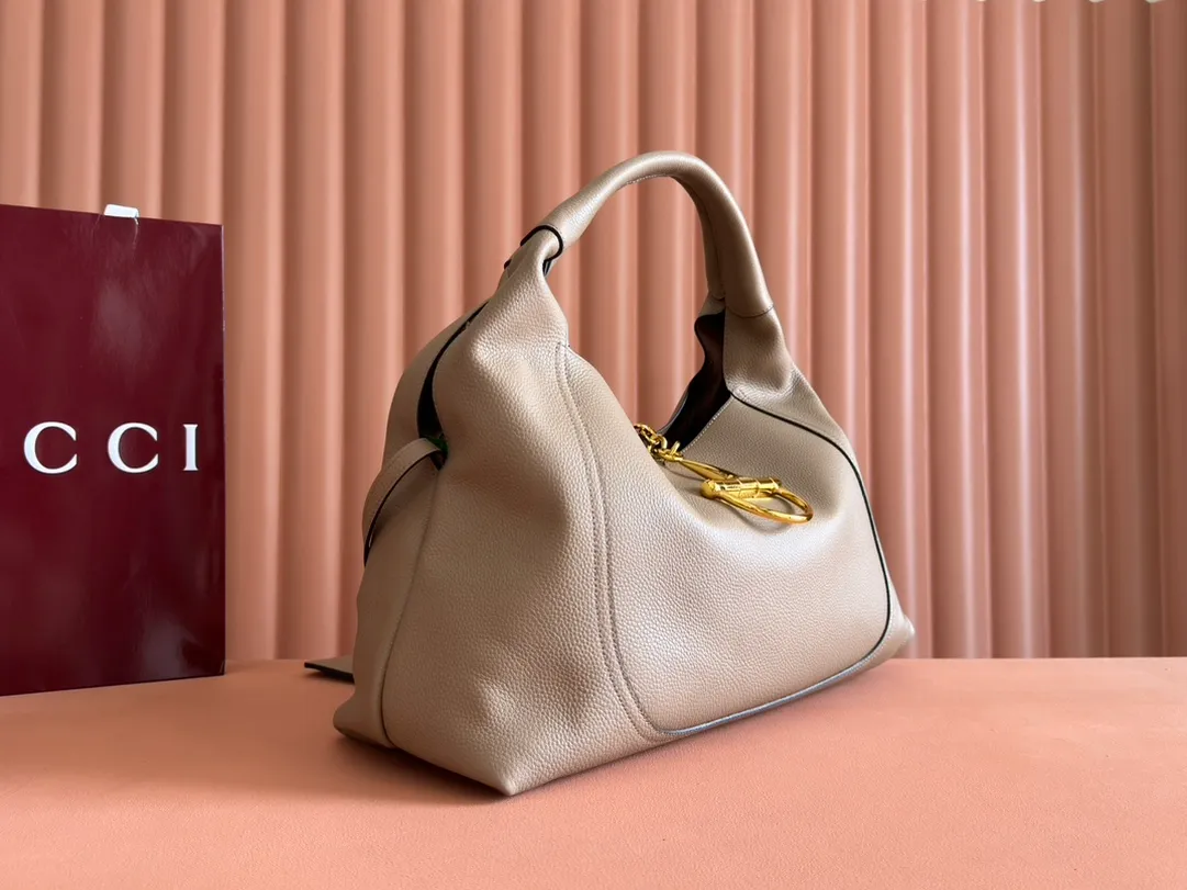 💋💋💋p1700 This Gucci Softbit series shoulder bag is ingeniously integrated with the brand's classic equestrian style accessories in the shape of a large half-horse bit. This large shoulder bag comes with a removable clutch. Gucci Ankara red grained calf leather Light gold tone hardware Dark brown microfiber lining Half horsebit closure Interior: Detachable clutch Holds iPhone Pro Max/Plus, Airpods, long wallet and lipstick Shoulder strap: 20 cm high Magnetic closure Model number: 837466. Dimensions: 46cm (width) x 26cm (height) x 16cm (depth) Weight: approx. 1.4kg Color: Khaki/original leather. Made in Italy