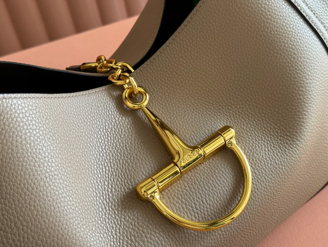 💋💋💋p1700 This Gucci Softbit series shoulder bag is ingeniously integrated with the brand's classic equestrian style accessories in the shape of a large half-horse bit. This large shoulder bag comes with a removable clutch. Gucci Ankara red grained calf leather Light gold tone hardware Dark brown microfiber lining Half horsebit closure Interior: Detachable clutch Holds iPhone Pro Max/Plus, Airpods, long wallet and lipstick Shoulder strap: 20 cm high Magnetic closure Model number: 837466. Dimensions: 46cm (width) x 26cm (height) x 16cm (depth) Weight: approx. 1.4kg Color: Khaki/original leather. Made in Italy