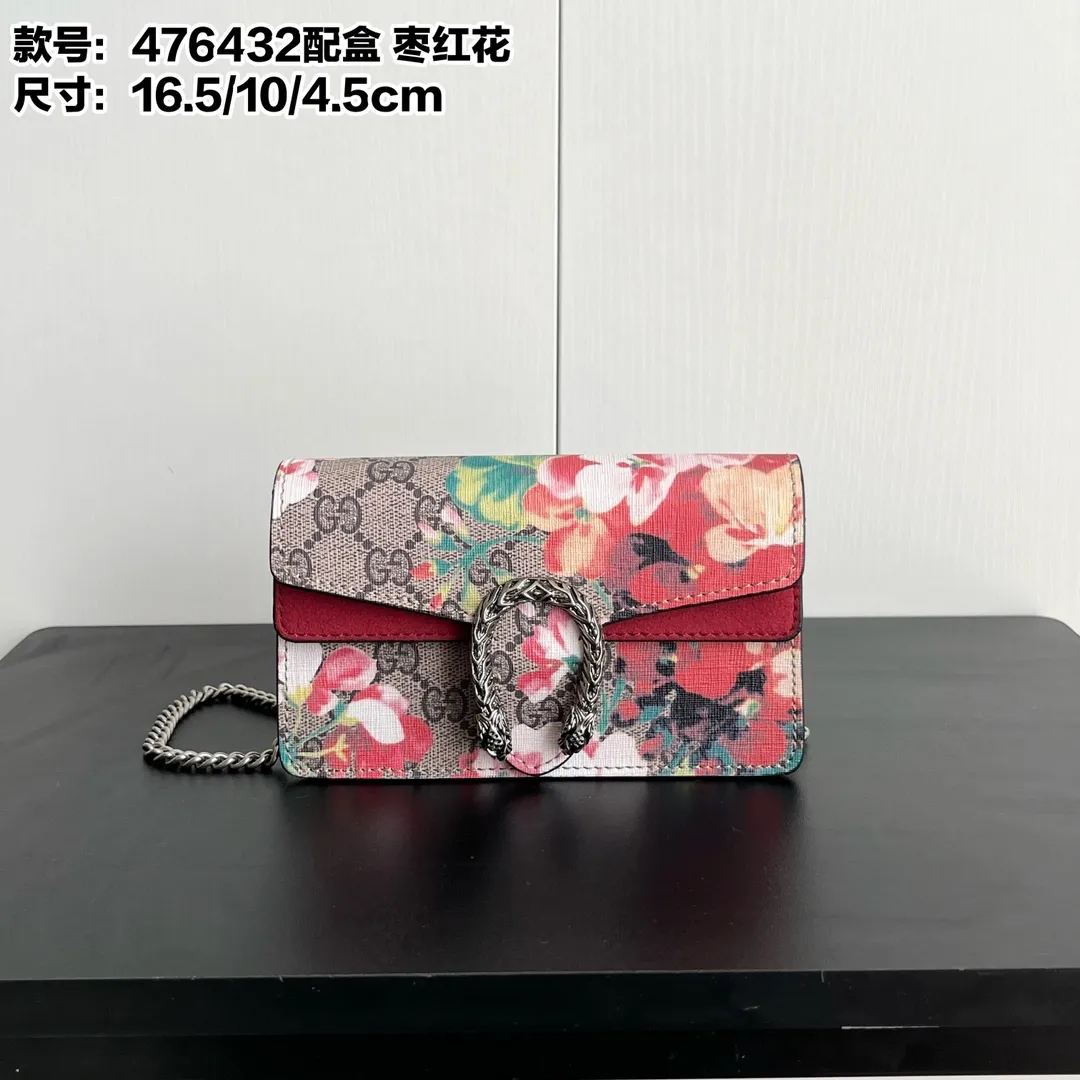 Actual shot #💰260 with box Model: 476432 Date red flower Size: 16.5x10x4.5cm 𝙂𝙪𝙘𝙘𝙞 𝘿𝙞𝙤𝙣𝙮𝙨𝙪𝙨 𝙈𝙞𝙣𝙞 16.5 Xiaogujia’s entry-level small bag is recommended. It’s not worth mentioning. It’s a classic model that can be said to be the symbol of Xiaogujia. The classic mini Dionysian buckle is paired with calfskin. This bag has a very high appearance rate. It is simply a tool for daily wear and is very popular on the street❗️