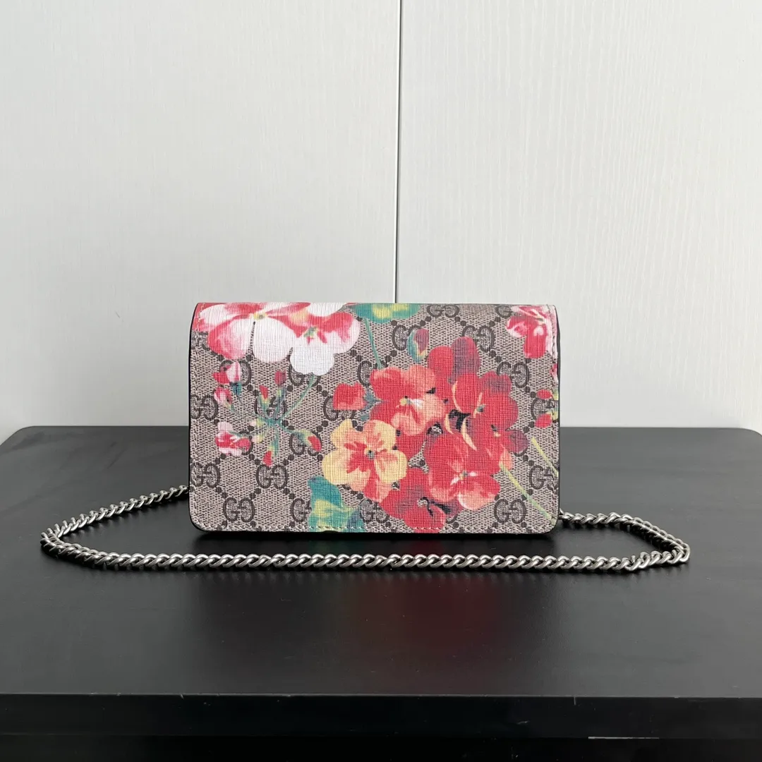 Actual shot #💰260 with box Model: 476432 Date red flower Size: 16.5x10x4.5cm 𝙂𝙪𝙘𝙘𝙞 𝘿𝙞𝙤𝙣𝙮𝙨𝙪𝙨 𝙈𝙞𝙣𝙞 16.5 Xiaogujia’s entry-level small bag is recommended. It’s not worth mentioning. It’s a classic model that can be said to be the symbol of Xiaogujia. The classic mini Dionysian buckle is paired with calfskin. This bag has a very high appearance rate. It is simply a tool for daily wear and is very popular on the street❗️
