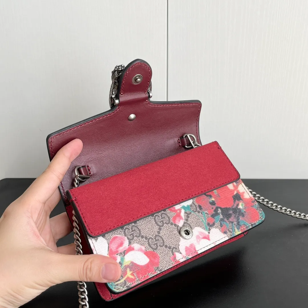 Actual shot #💰260 with box Model: 476432 Date red flower Size: 16.5x10x4.5cm 𝙂𝙪𝙘𝙘𝙞 𝘿𝙞𝙤𝙣𝙮𝙨𝙪𝙨 𝙈𝙞𝙣𝙞 16.5 Xiaogujia’s entry-level small bag is recommended. It’s not worth mentioning. It’s a classic model that can be said to be the symbol of Xiaogujia. The classic mini Dionysian buckle is paired with calfskin. This bag has a very high appearance rate. It is simply a tool for daily wear and is very popular on the street❗️