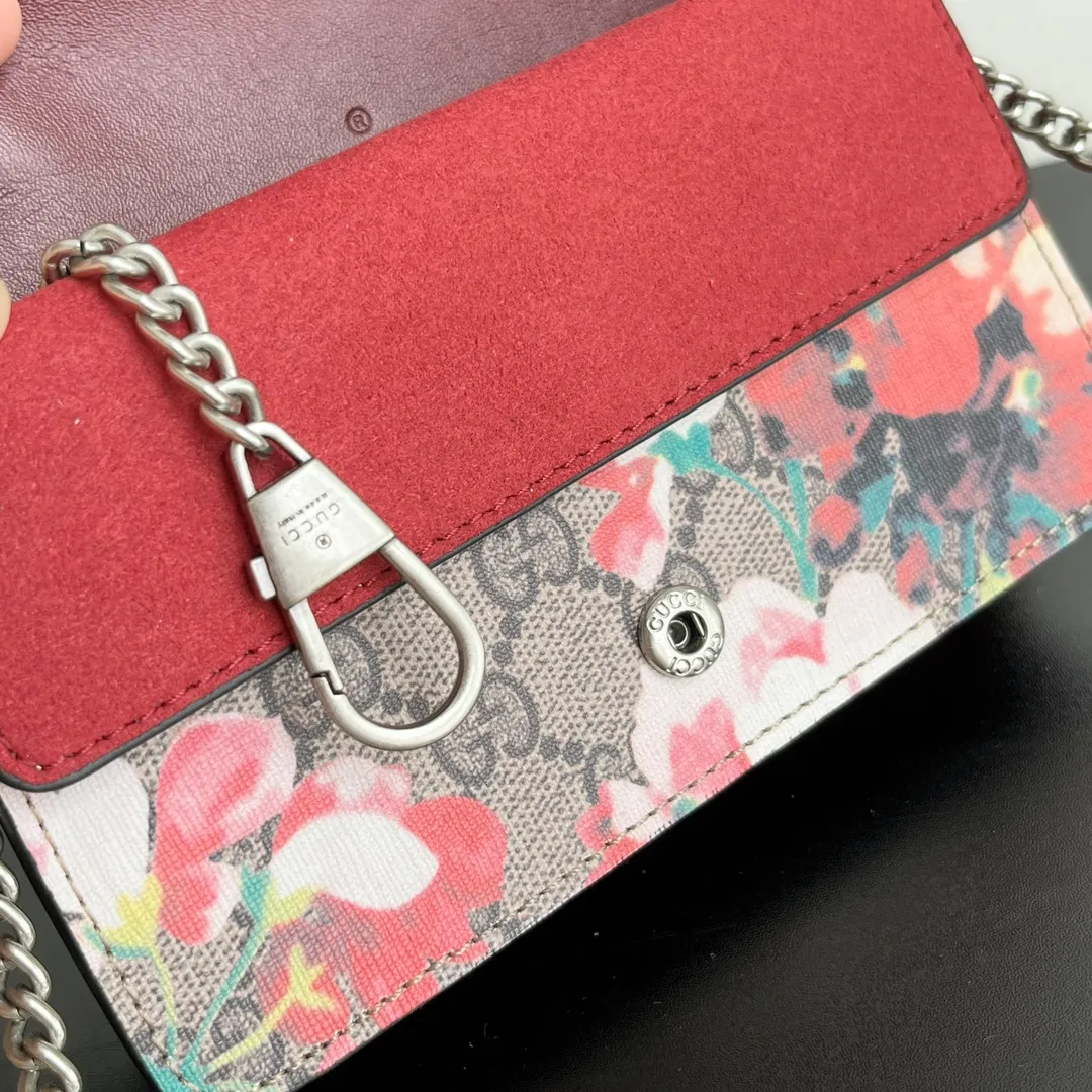 Actual shot #💰260 with box Model: 476432 Date red flower Size: 16.5x10x4.5cm 𝙂𝙪𝙘𝙘𝙞 𝘿𝙞𝙤𝙣𝙮𝙨𝙪𝙨 𝙈𝙞𝙣𝙞 16.5 Xiaogujia’s entry-level small bag is recommended. It’s not worth mentioning. It’s a classic model that can be said to be the symbol of Xiaogujia. The classic mini Dionysian buckle is paired with calfskin. This bag has a very high appearance rate. It is simply a tool for daily wear and is very popular on the street❗️