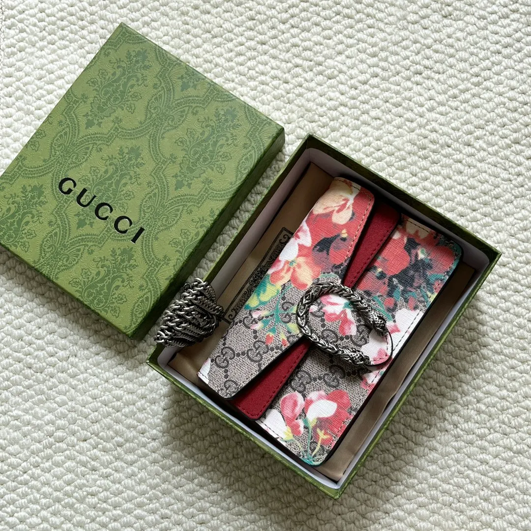 Actual shot #💰260 with box Model: 476432 Date red flower Size: 16.5x10x4.5cm 𝙂𝙪𝙘𝙘𝙞 𝘿𝙞𝙤𝙣𝙮𝙨𝙪𝙨 𝙈𝙞𝙣𝙞 16.5 Xiaogujia’s entry-level small bag is recommended. It’s not worth mentioning. It’s a classic model that can be said to be the symbol of Xiaogujia. The classic mini Dionysian buckle is paired with calfskin. This bag has a very high appearance rate. It is simply a tool for daily wear and is very popular on the street❗️