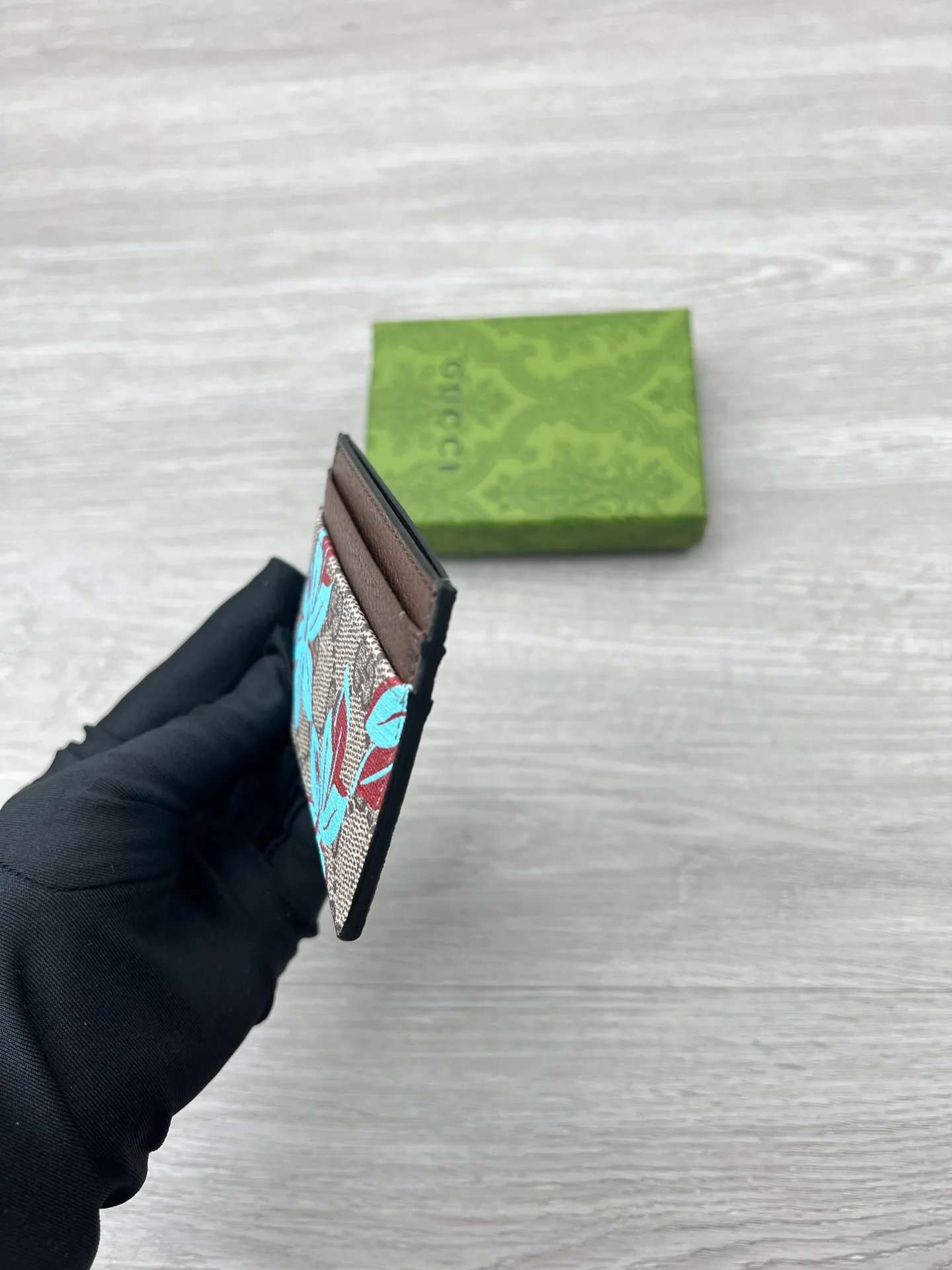💰110 GUCCI ✨ Supreme canvas makes a stunning appearance in the 2025 early autumn series, renovating the new floral print in blue tones. This beige and dark brown card slot wallet features a contemporary floral pattern and GG logo. ·Beige and dark brown GG Supreme canvas all-over blue flower print moire fabric lining Interior: 4 card compartments, model number: 841147 size: 10*7.5cm color: coffee