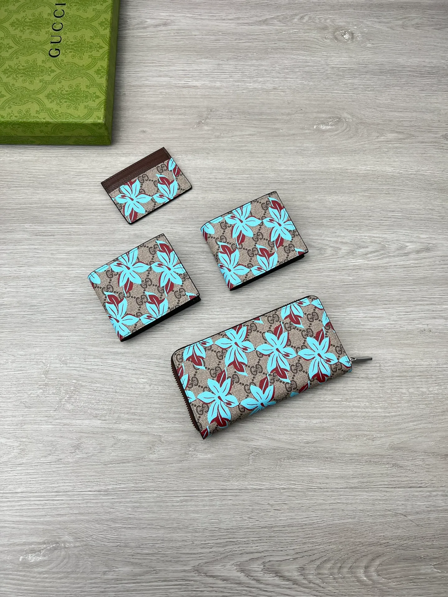 💰110 GUCCI ✨ Supreme canvas makes a stunning appearance in the 2025 early autumn series, renovating the new floral print in blue tones. This beige and dark brown card slot wallet features a contemporary floral pattern and GG logo. ·Beige and dark brown GG Supreme canvas all-over blue flower print moire fabric lining Interior: 4 card compartments, model number: 841147 size: 10*7.5cm color: coffee