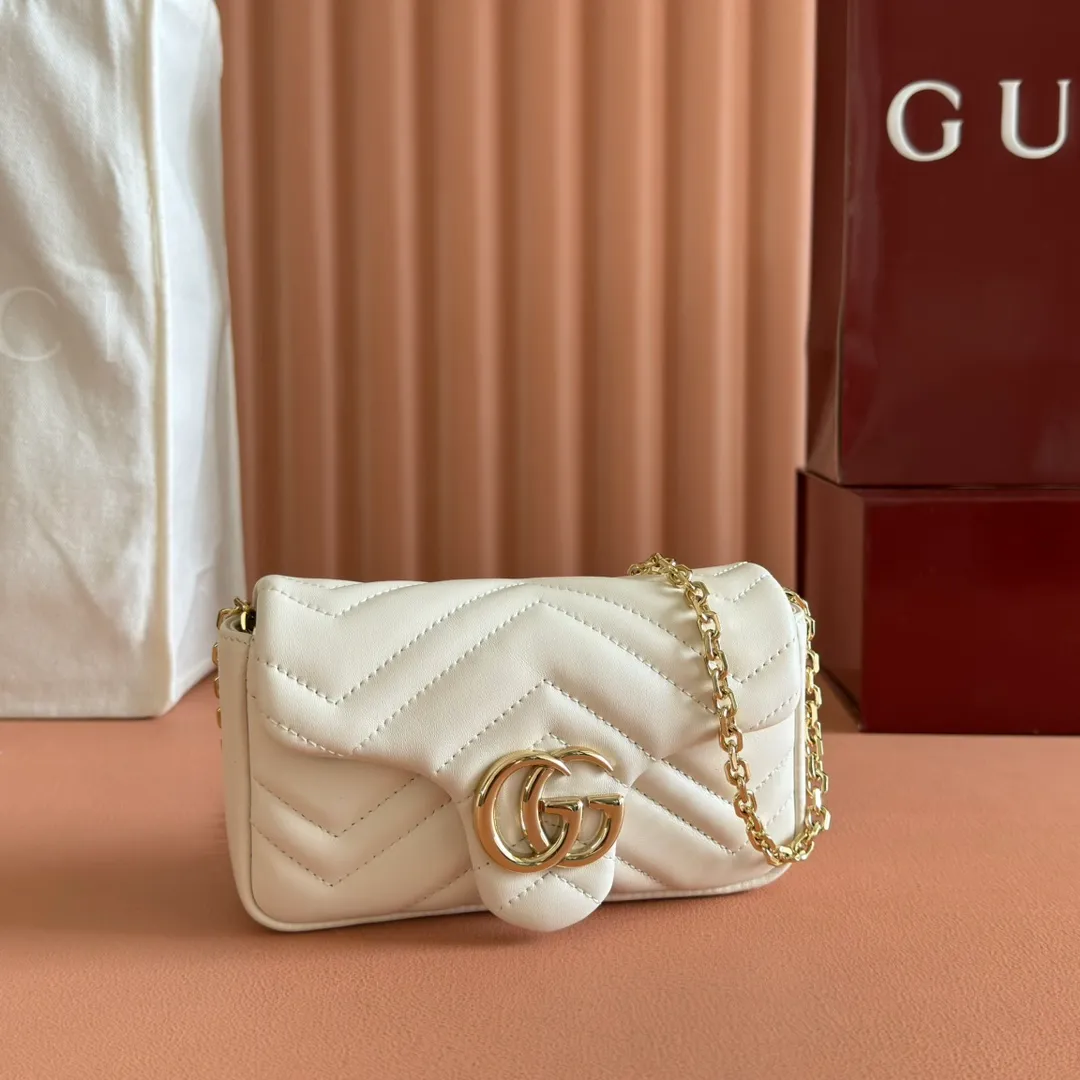p900💋💋💋Imported original sheepskin pure copper hardware [Original leather configuration counter complete package] The brand's iconic GG Marmont series is ingeniously integrated with double G styling accessories and faceted chain straps, and soft leather is selected to create a bag with soft lines. This mini bag is embellished with the brand's archive logo, which debuted in the 1970s. Black V-shaped Matelassé sheepskin. Silver-tone hardware. Silver-tone hardware. Double G. Chain shoulder strap (60 cm high). Magnetic snap closure. Weight: approx. 0.35 kg. Ident number: 841290. Dimensions: 16.5cm (width) x 9.5cm (height) x 4.5cm (depth) Color: white full leather/original leather. Made in Italy