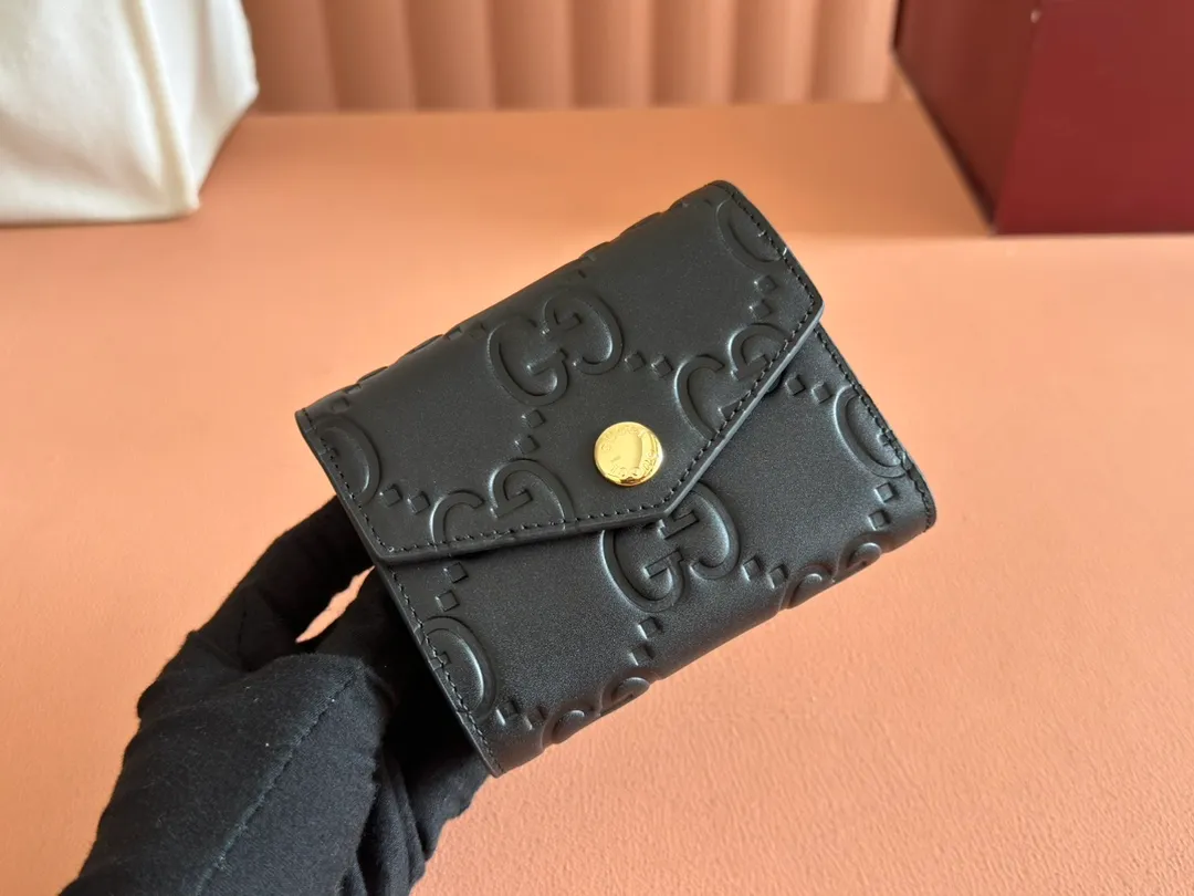 p500. 💋💋💋‼ ️"With full set of original green box packaging"‼ ️【New Style】Gucci’s classic GG pattern with rich texture and gloss is used for this elegant black short card holder! Inject a different style. Black GG cowhide, antique gold-tone metal buttons. Model: 772793. Dimensions: 11(L) x 9.5(W) x 3(D) Color: Black/Full Leather. Made in Italy