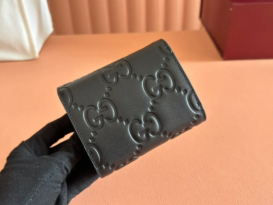 p500. 💋💋💋‼ ️"With full set of original green box packaging"‼ ️【New Style】Gucci’s classic GG pattern with rich texture and gloss is used for this elegant black short card holder! Inject a different style. Black GG cowhide, antique gold-tone metal buttons. Model: 772793. Dimensions: 11(L) x 9.5(W) x 3(D) Color: Black/Full Leather. Made in Italy