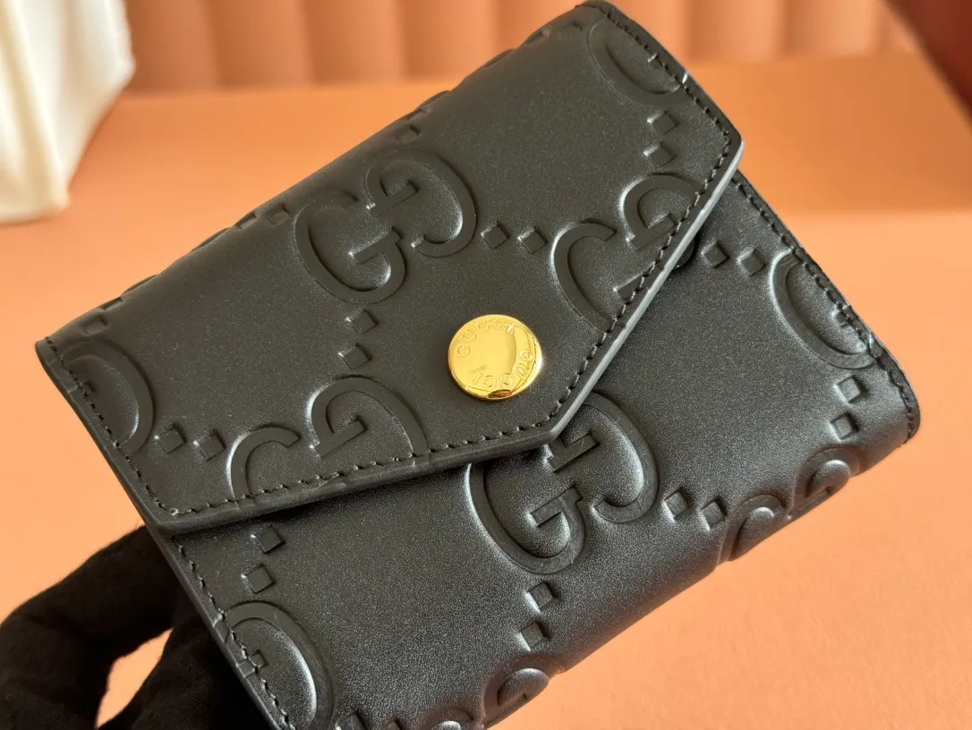 p500. 💋💋💋‼ ️"With full set of original green box packaging"‼ ️【New Style】Gucci’s classic GG pattern with rich texture and gloss is used for this elegant black short card holder! Inject a different style. Black GG cowhide, antique gold-tone metal buttons. Model: 772793. Dimensions: 11(L) x 9.5(W) x 3(D) Color: Black/Full Leather. Made in Italy