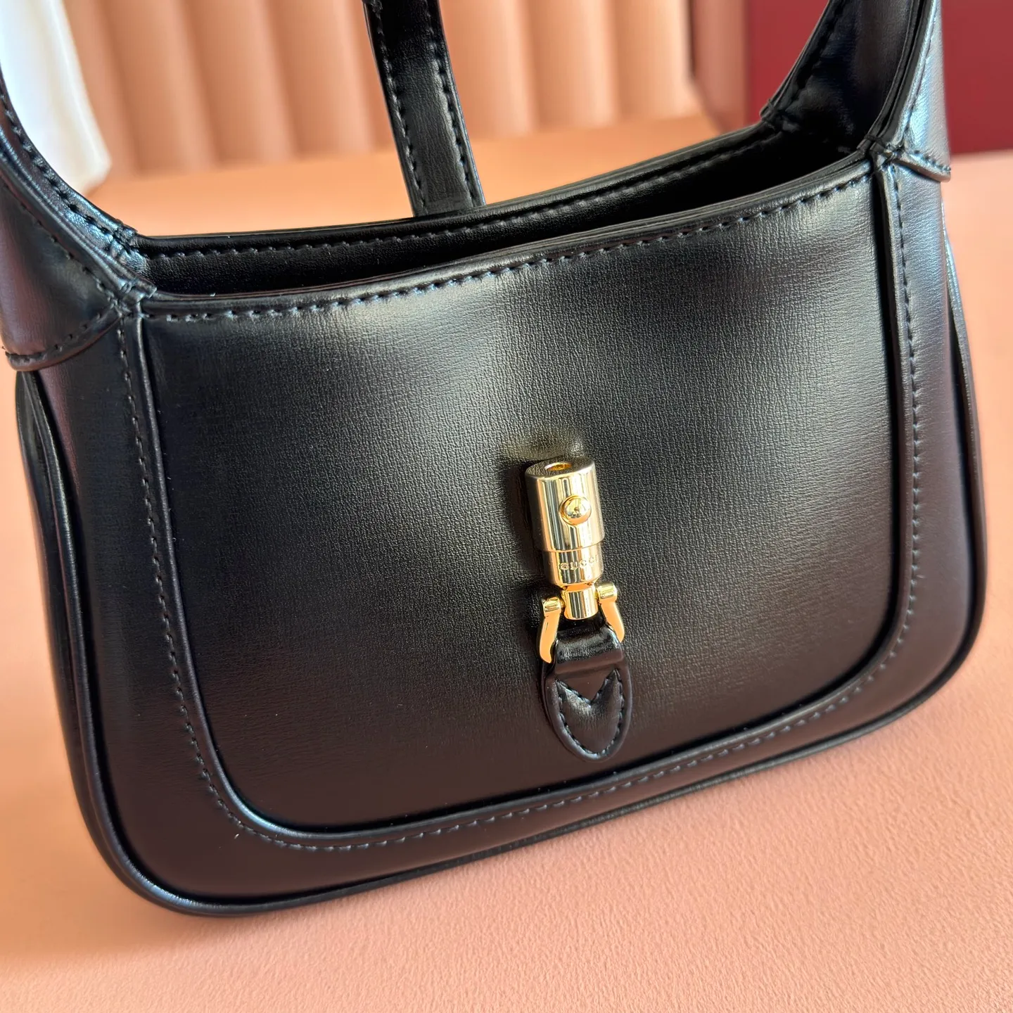 p1080. 📣📣📣 [Original leather accessories 🌈Full set of counter packaging]🔥🔥The classic Jackie 1961 series handbags have been reinterpreted in the 2020 autumn and winter series and launched into exquisite and compact mini designs. Jackie first appeared in 1961 and became a symbol of celebrity lifestyle in the 1960s and 1970s. She was often called "The Jackie" because she often appeared with the idol of the era Jackie Kennedy. This highly recognizable handbag returns to the forefront of fashion this season. It is made of GG Supreme canvas and equipped with an additional detachable shoulder strap. The second shoulder strap can be fastened to the bag with a buckle, adding a modern touch to the archive design, creating a variety of carrying options such as hand-held, shoulder or cross-body. Model: 637092 Size 19.13.3